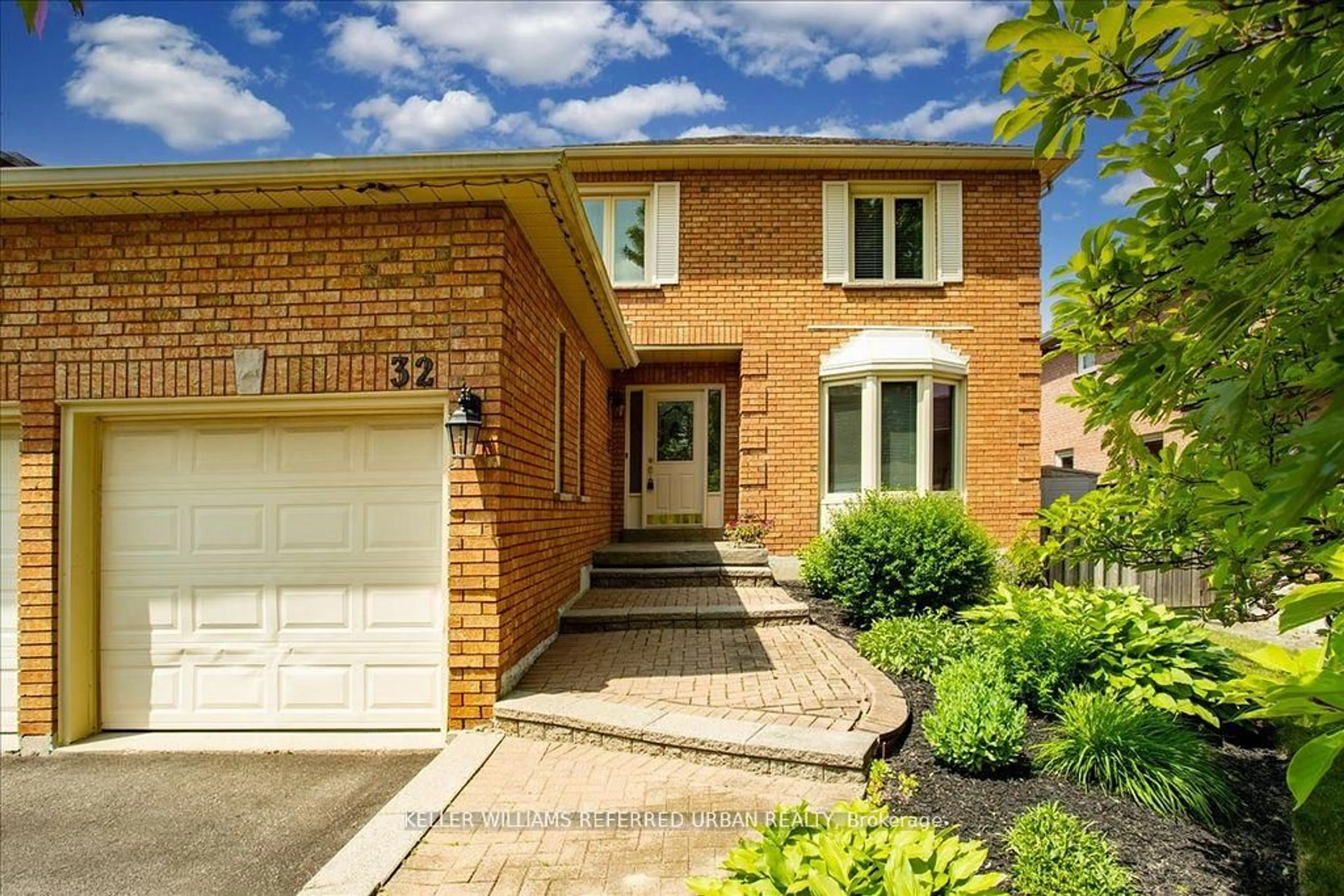 Home with brick exterior material, street for 32 Nelson Circ, Newmarket Ontario L3X 1R1