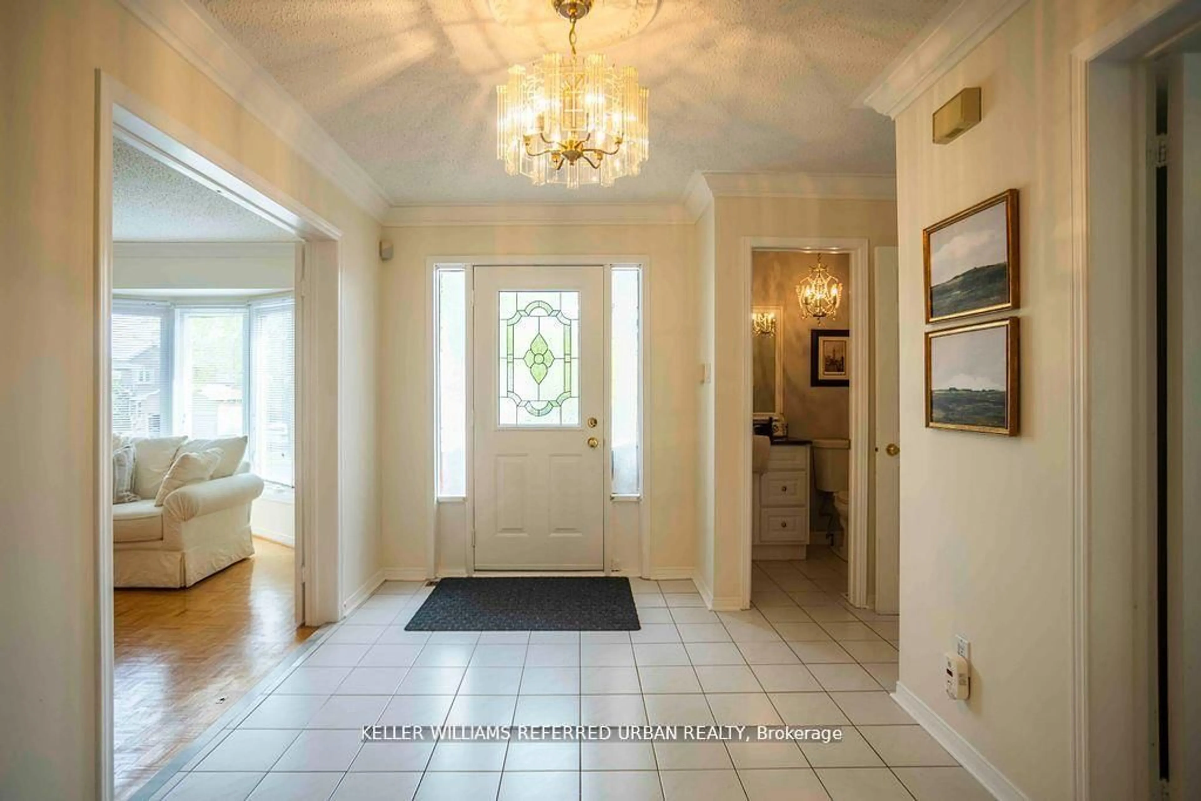 Indoor entryway for 32 Nelson Circ, Newmarket Ontario L3X 1R1