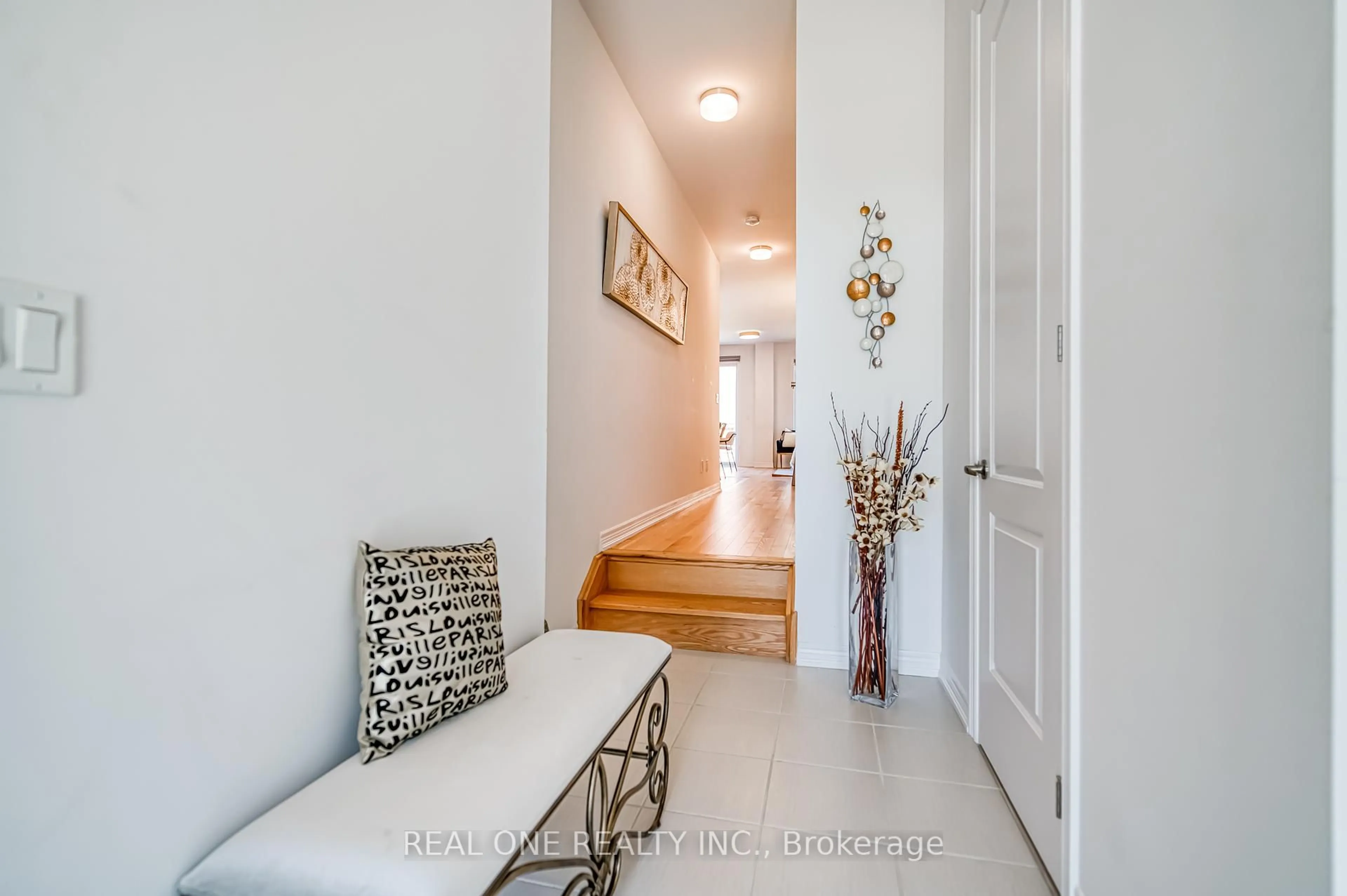 Indoor entryway for 6 Brofarm Lane, Whitchurch-Stouffville Ontario L4A 0X1