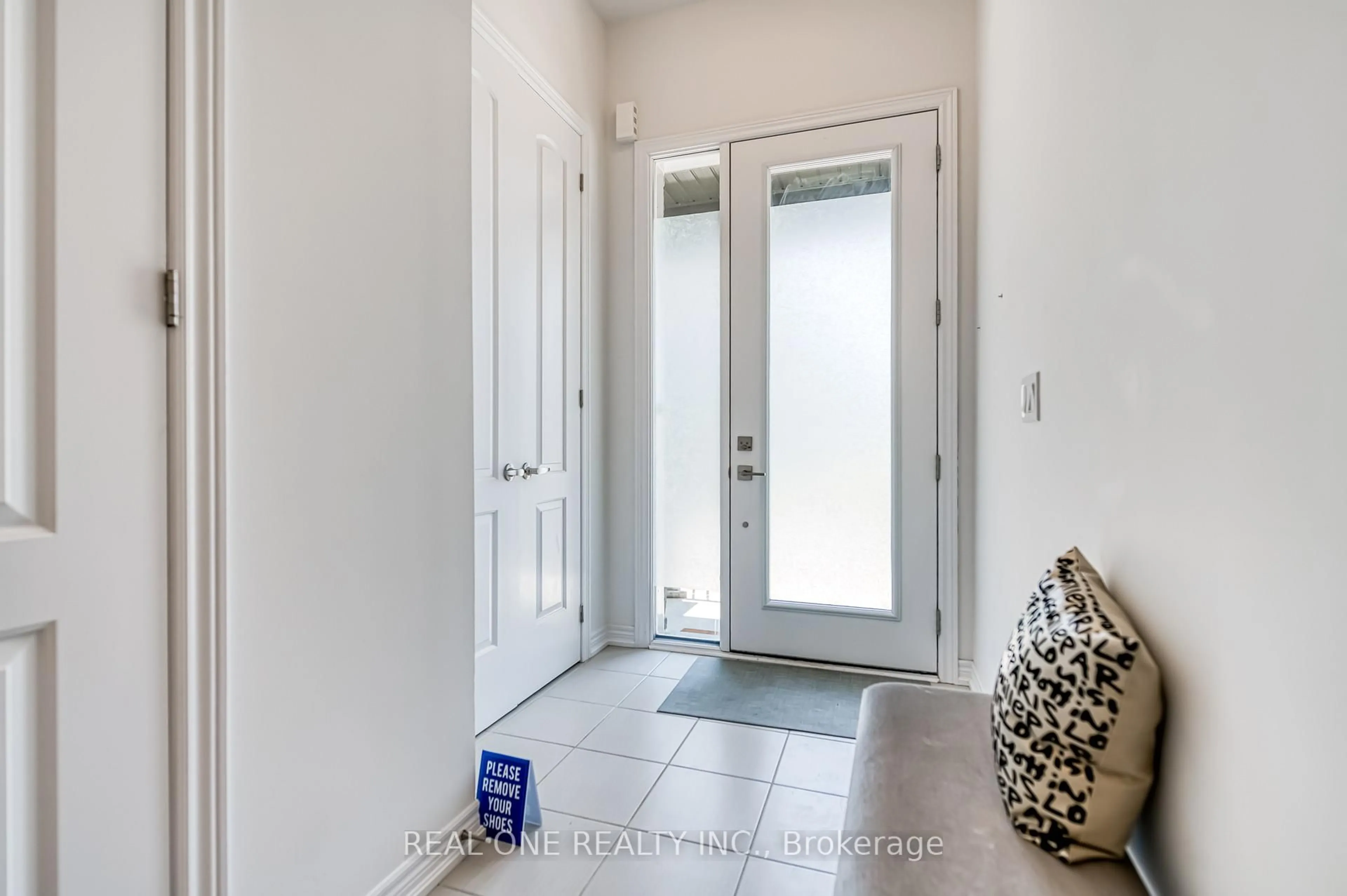Indoor entryway for 6 Brofarm Lane, Whitchurch-Stouffville Ontario L4A 0X1