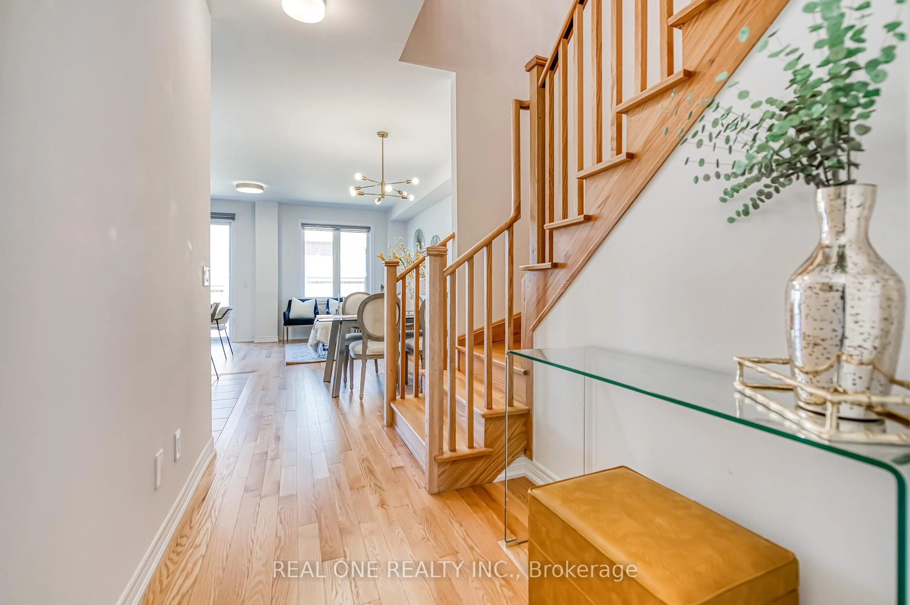 Indoor entryway for 6 Brofarm Lane, Whitchurch-Stouffville Ontario L4A 0X1