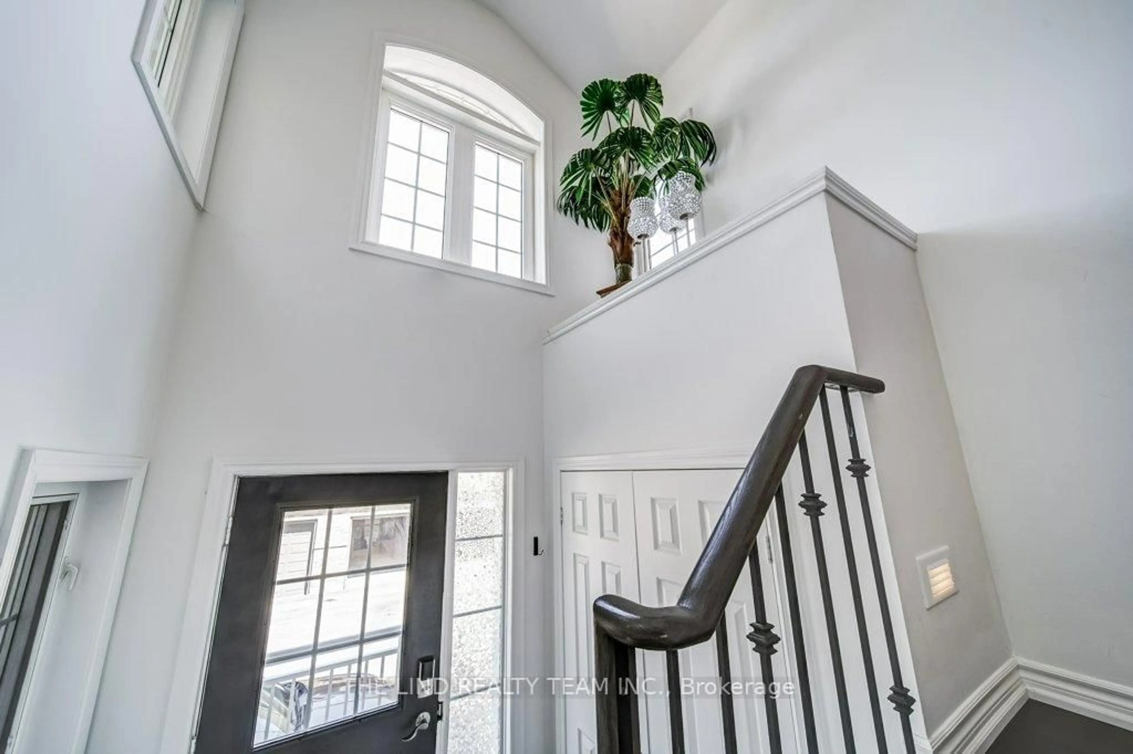 Indoor entryway for 520 Silken Laumann Dr #33, Newmarket Ontario L3X 2S7