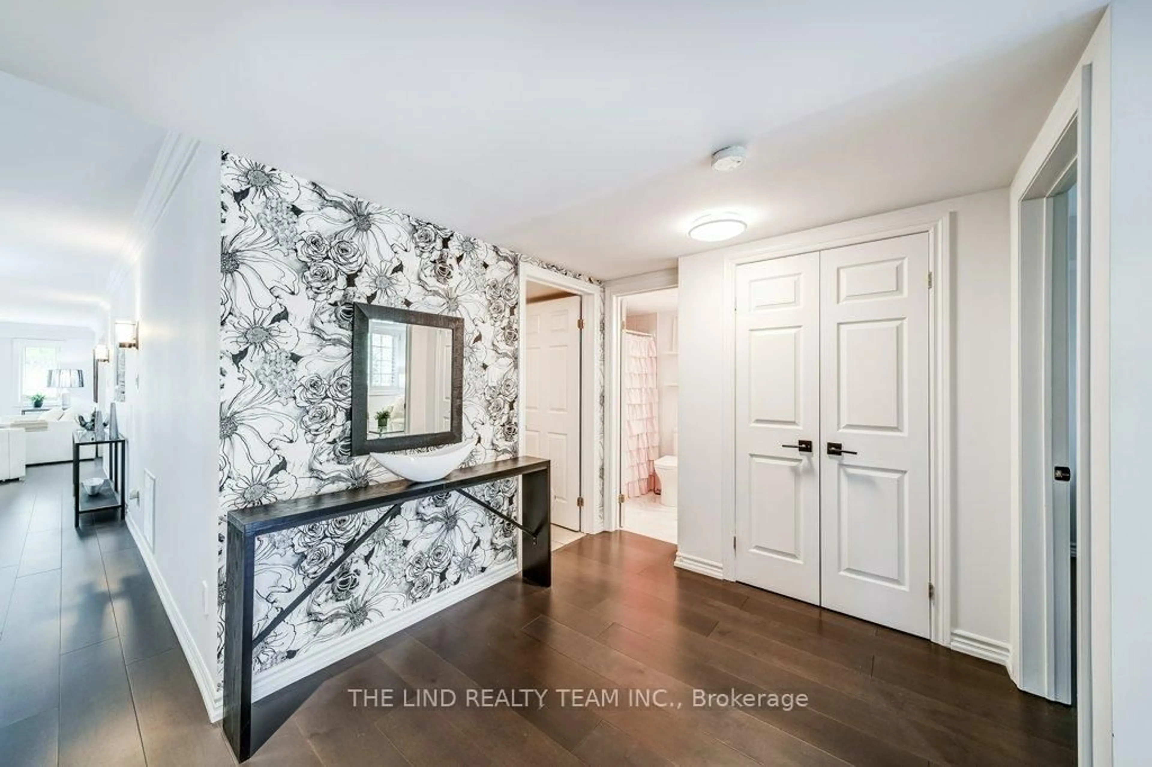 Indoor entryway for 520 Silken Laumann Dr #33, Newmarket Ontario L3X 2S7