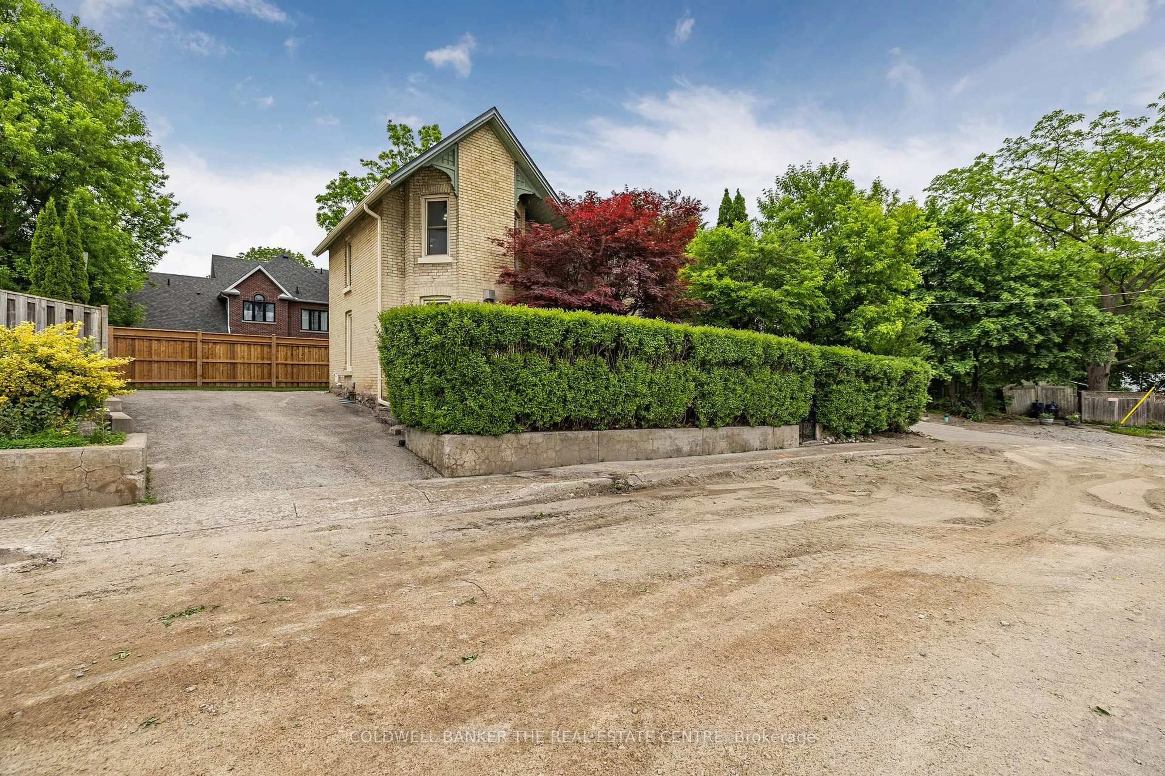 A pic from outside/outdoor area/front of a property/back of a property/a pic from drone, street for 411 Millard Ave, Newmarket Ontario L3Y 2A1