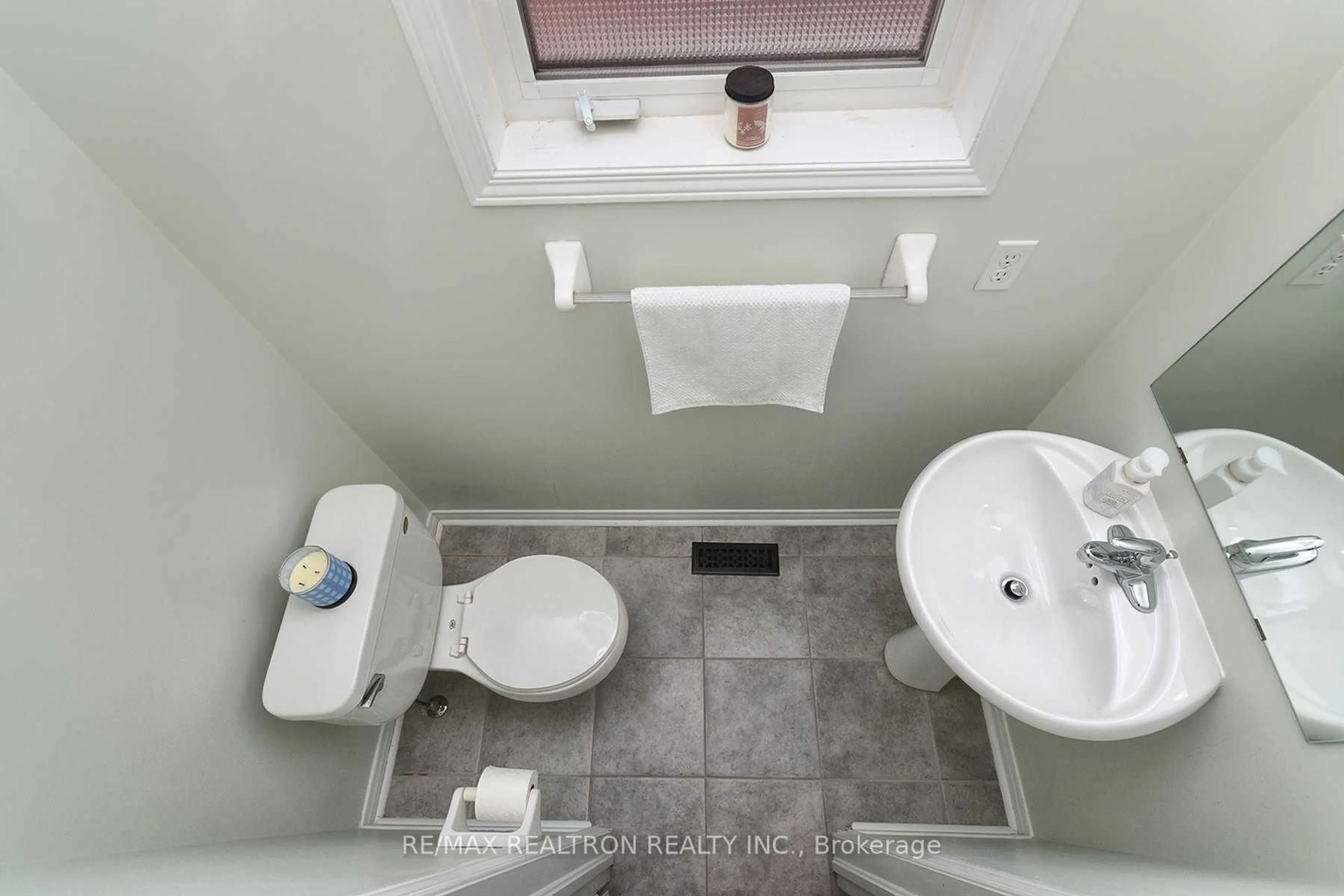 Standard bathroom, unknown for 147 Laramie Cres, Vaughan Ontario L6A 0R1