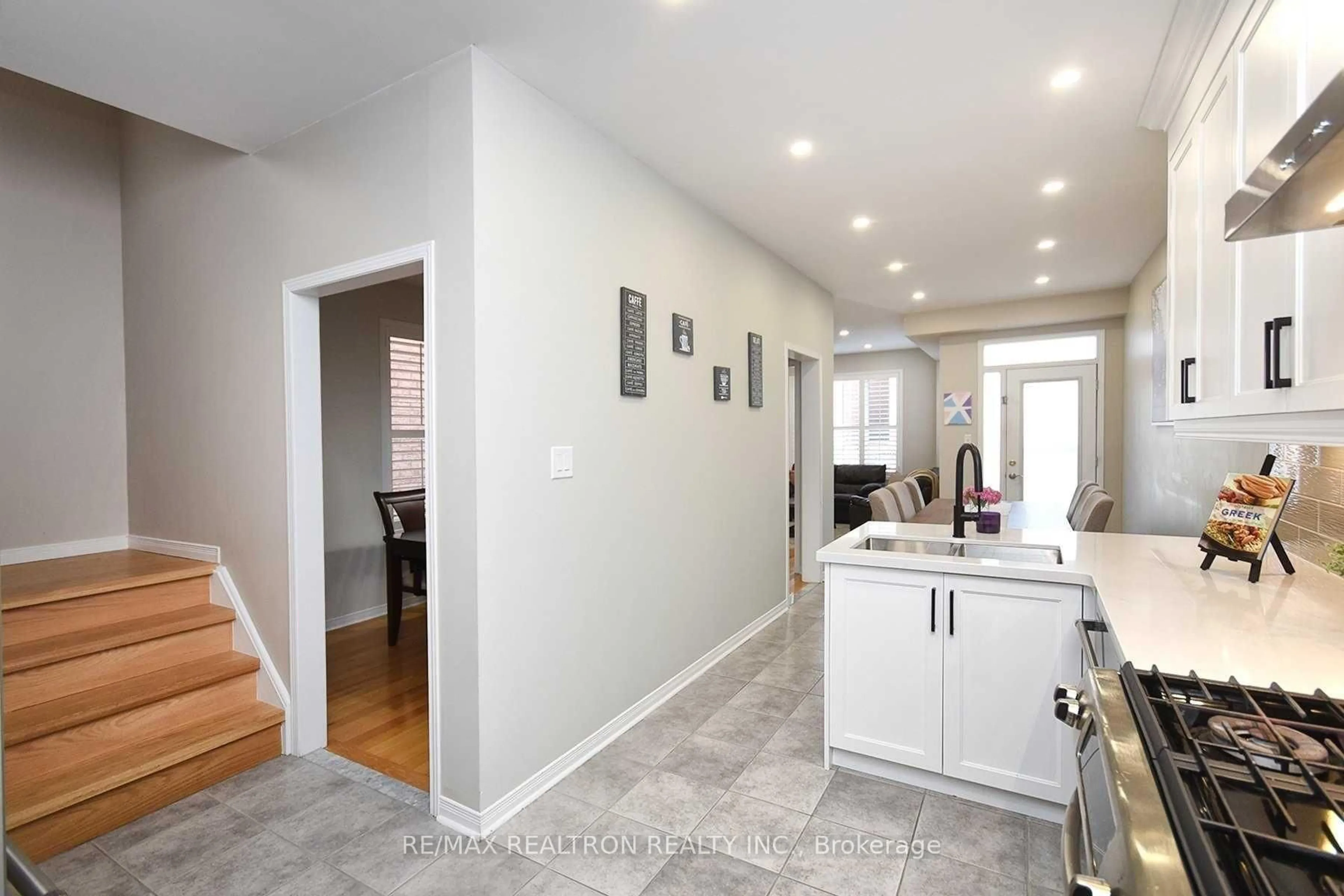 Open concept kitchen, ceramic/tile floor for 147 Laramie Cres, Vaughan Ontario L6A 0R1