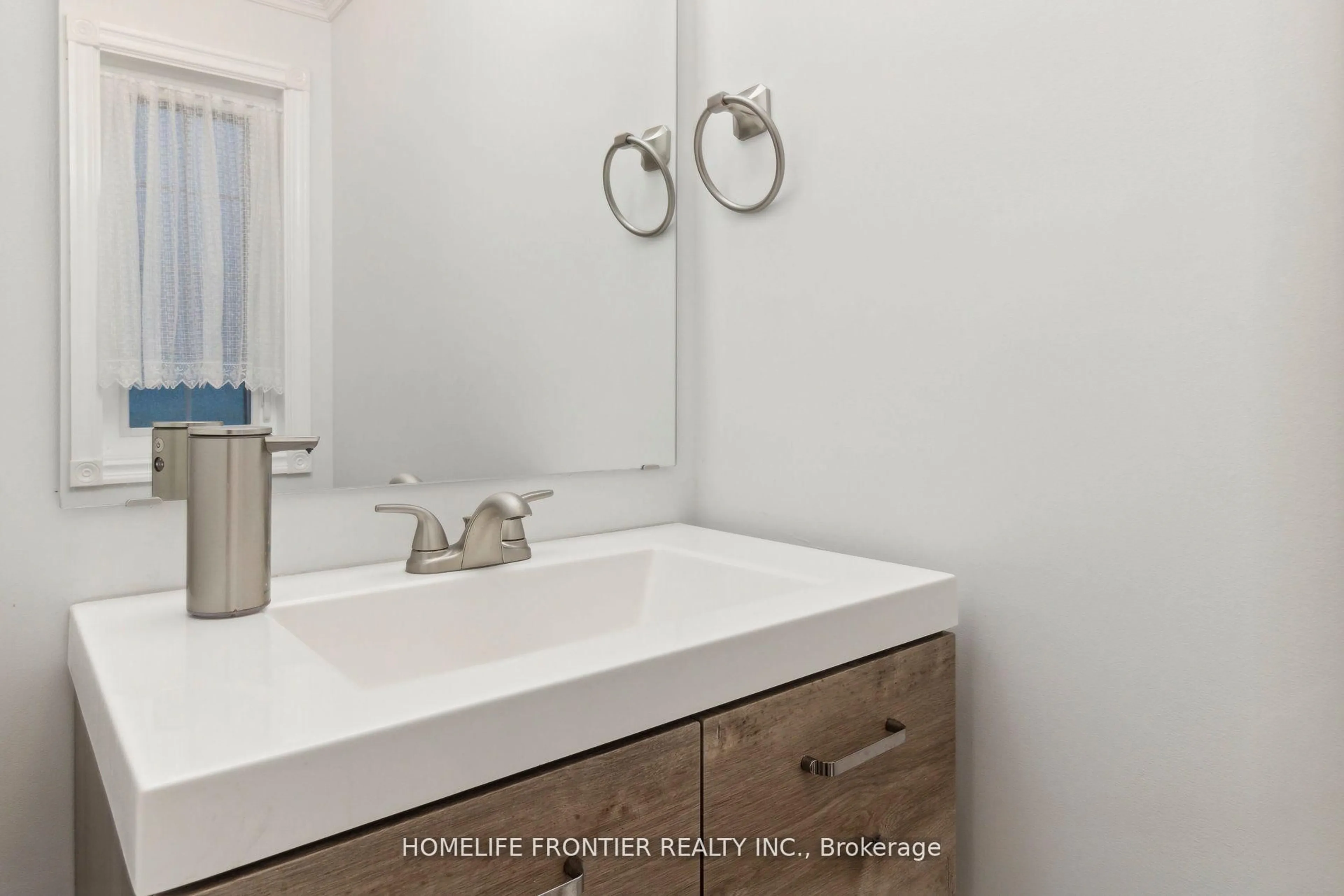 Standard bathroom, ceramic/tile floor for 153 Purcell Cres, Vaughan Ontario L6A 3C7