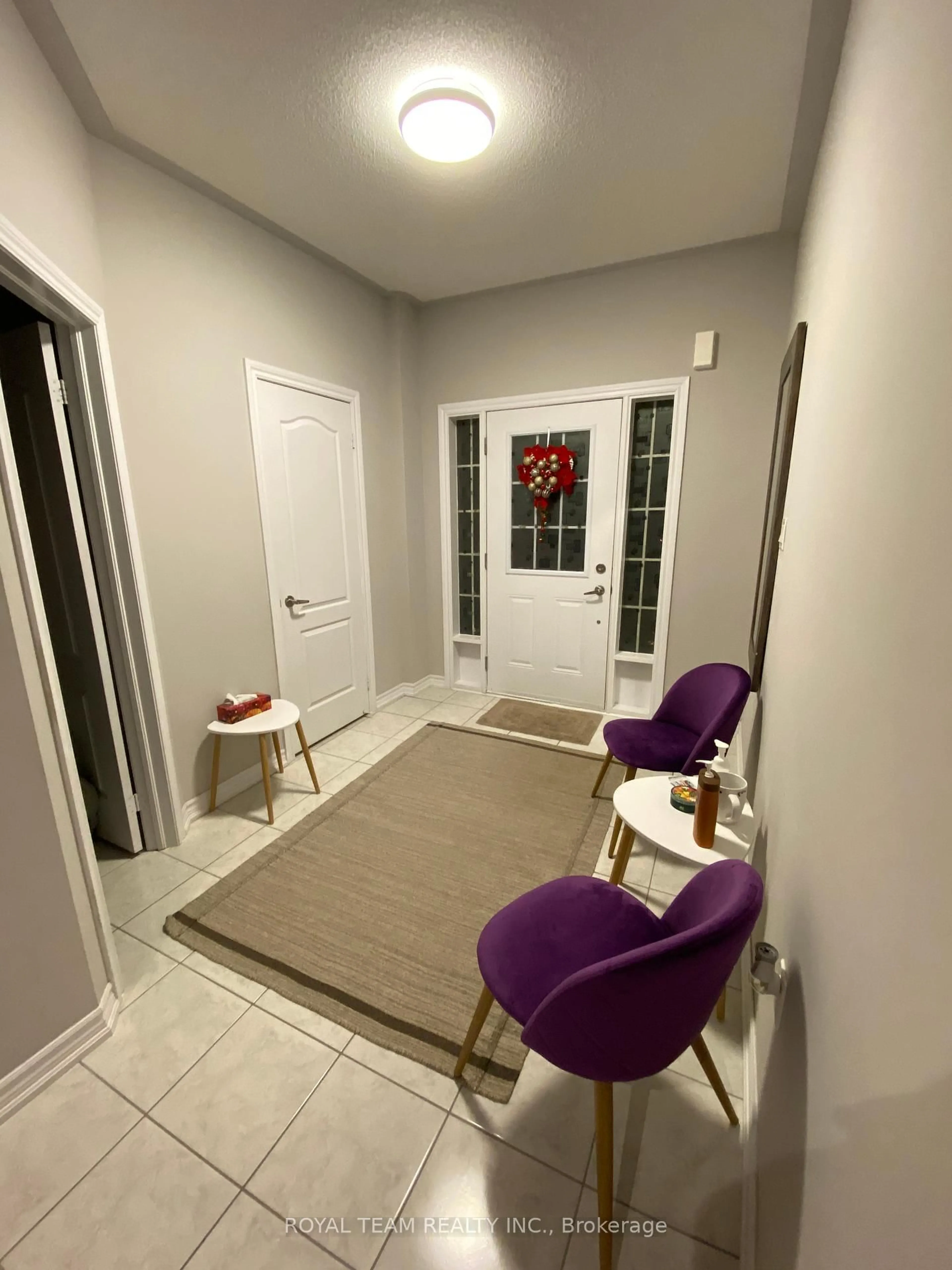 Indoor entryway for 218 Richardson Cres, Bradford West Gwillimbury Ontario L3Z 0R6