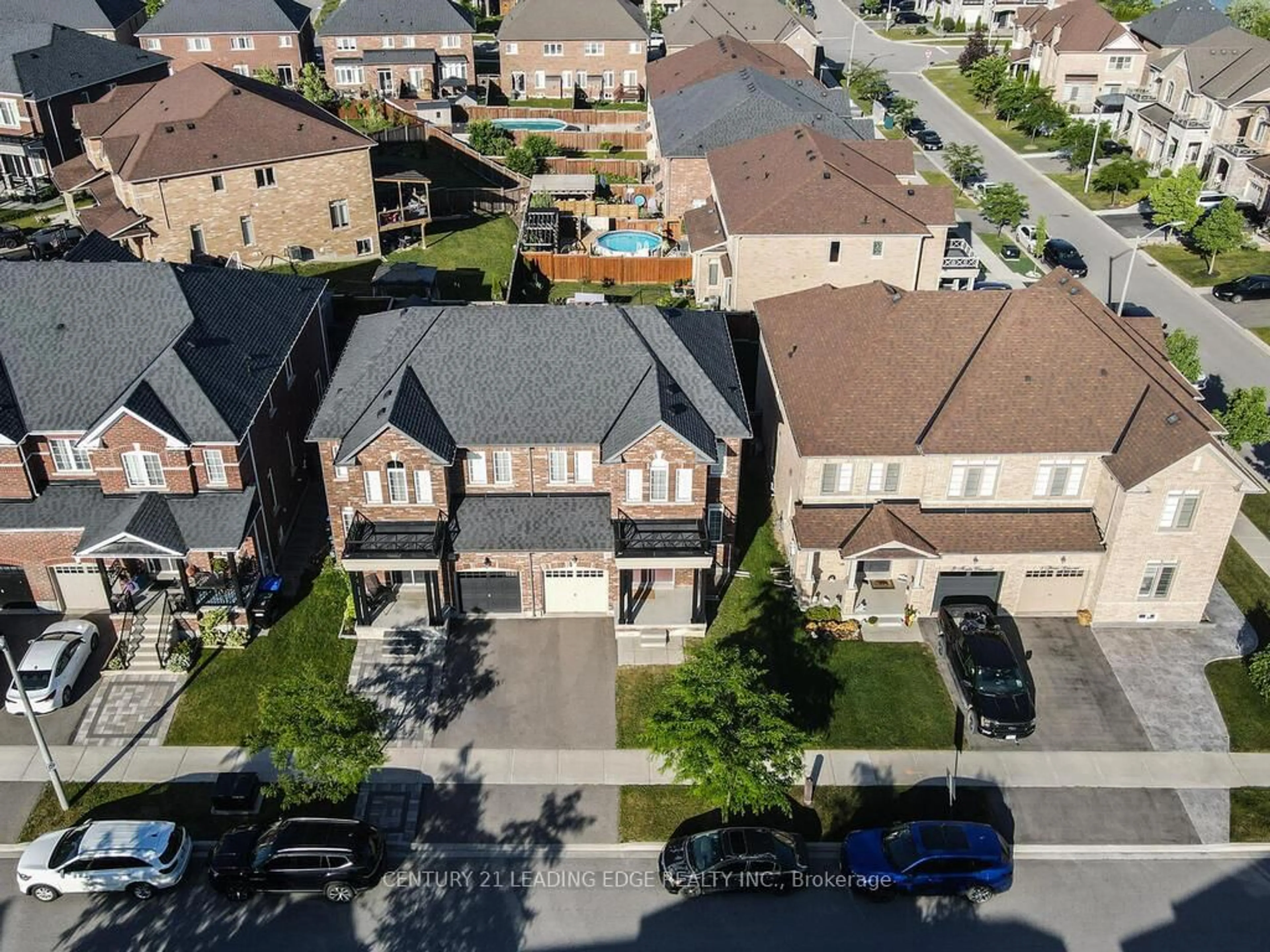 A pic from outside/outdoor area/front of a property/back of a property/a pic from drone, street for 13 FORTIS Cres, Bradford West Gwillimbury Ontario L3Z 0W2