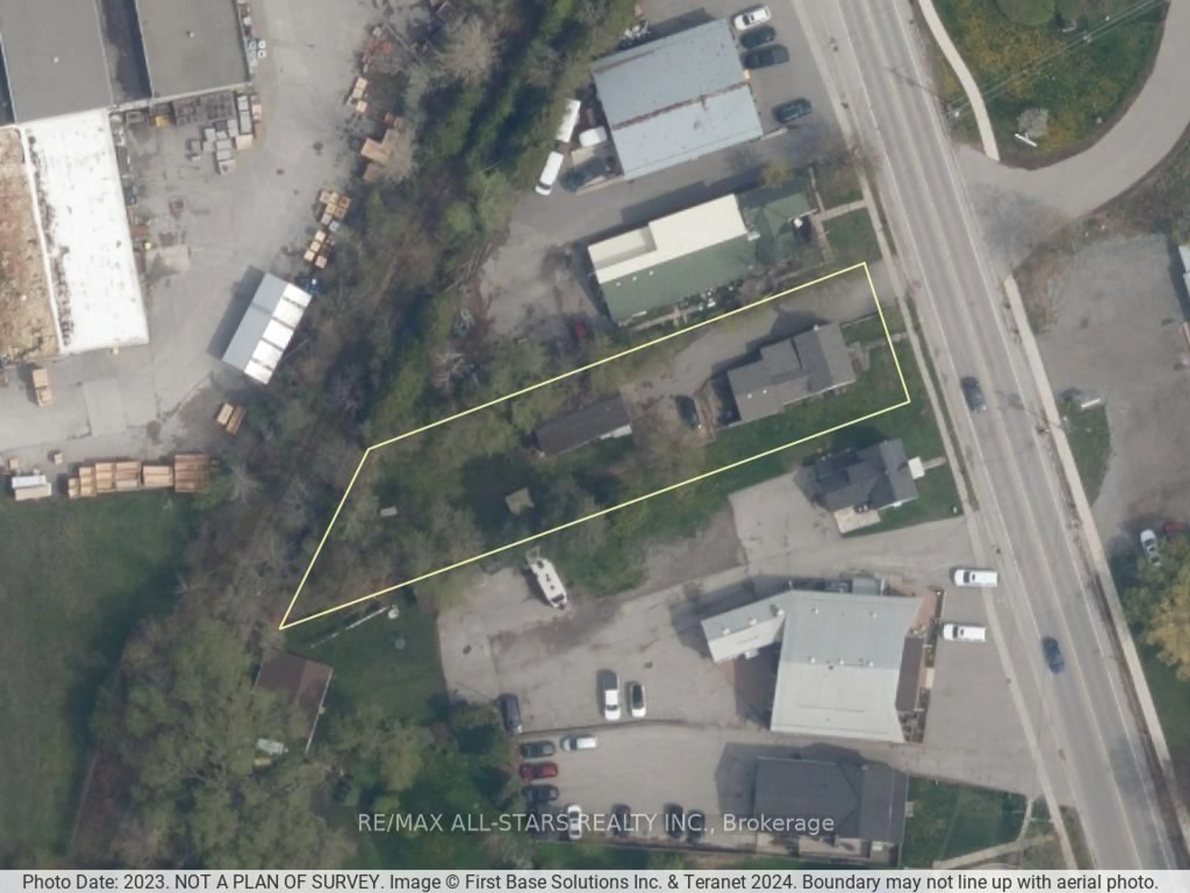 A pic from outside/outdoor area/front of a property/back of a property/a pic from drone, street for 116 Main St, Uxbridge Ontario L9P 1C7