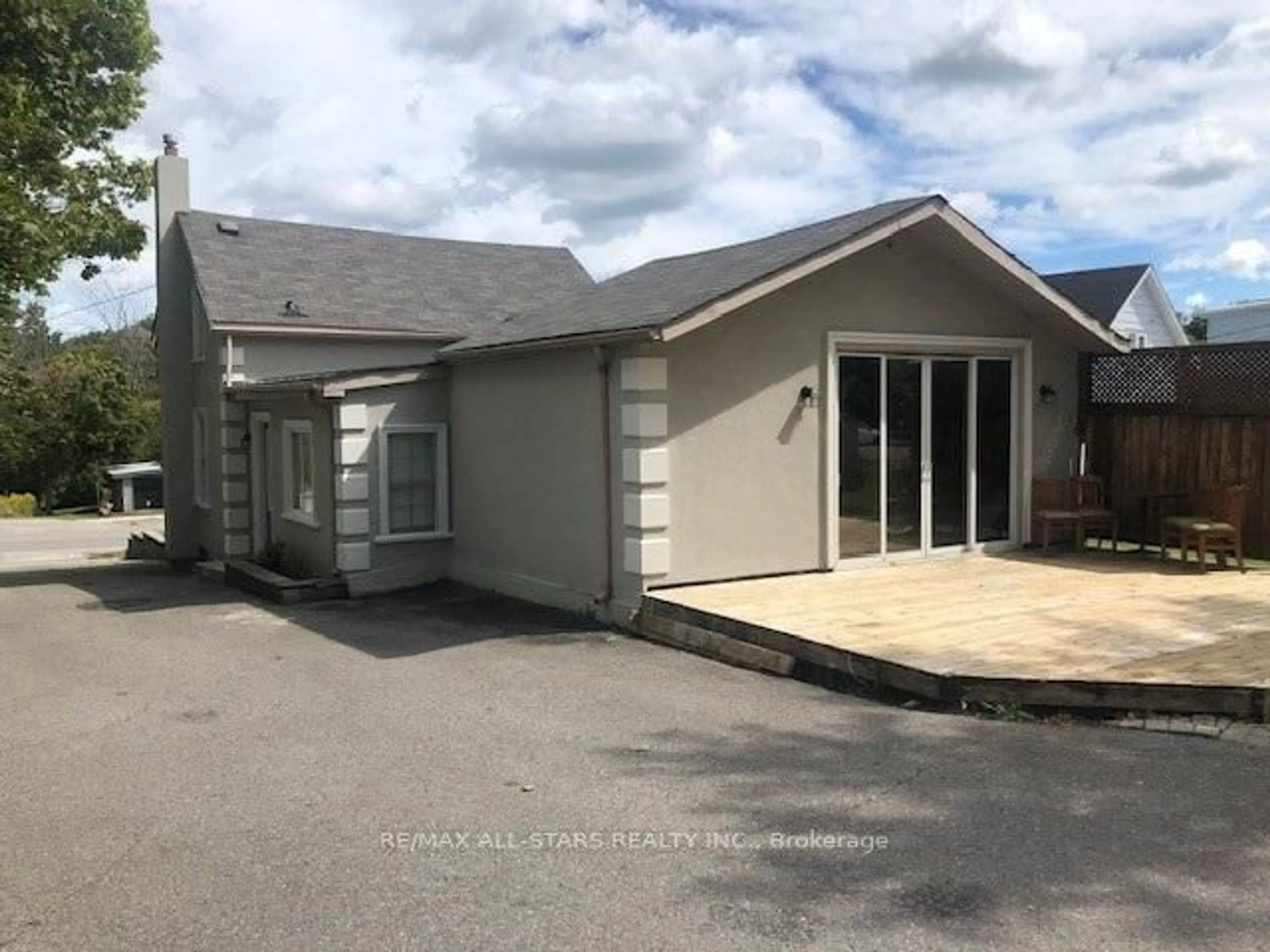 A pic from outside/outdoor area/front of a property/back of a property/a pic from drone, street for 116 Main St, Uxbridge Ontario L9P 1C7