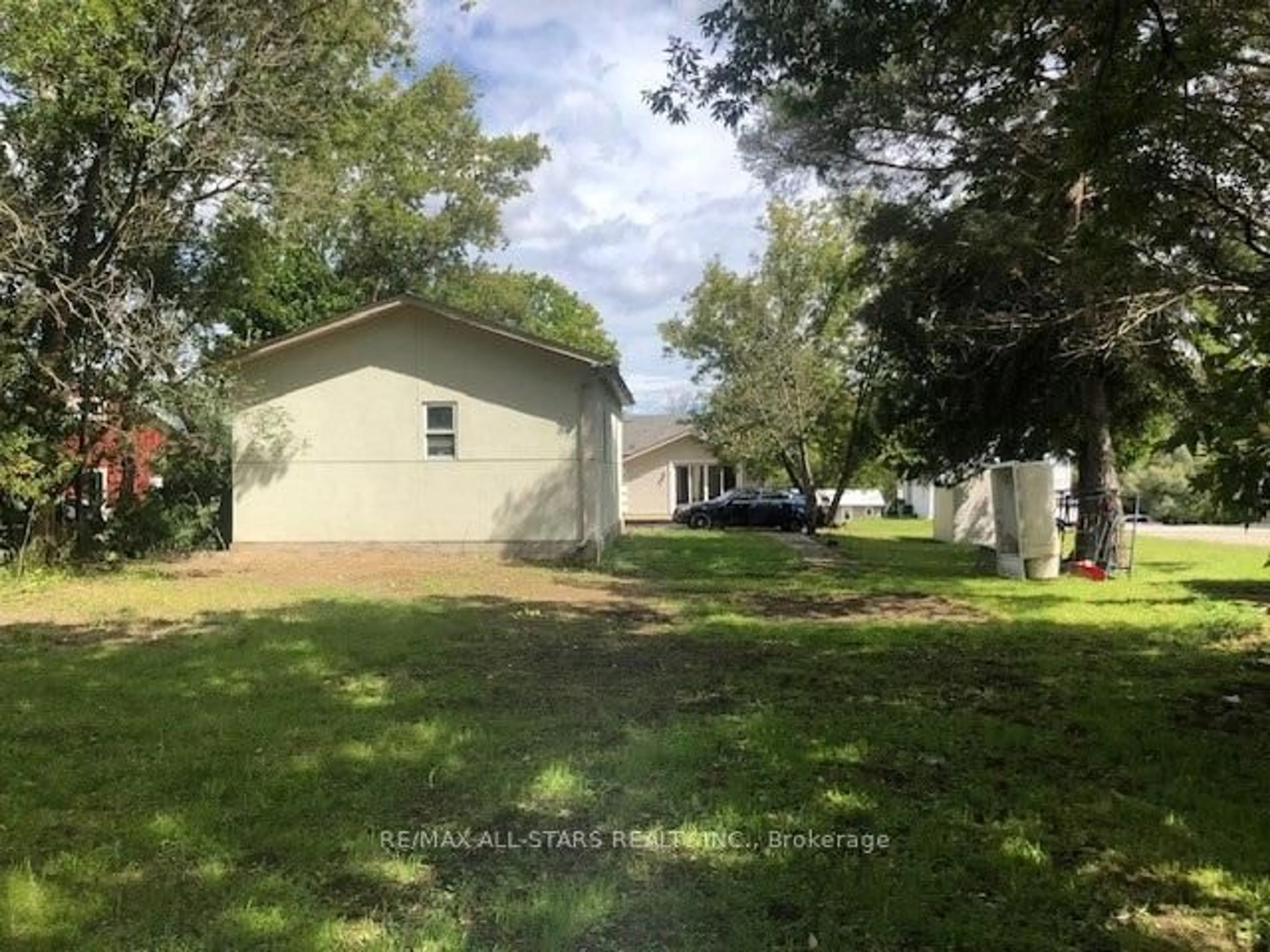 A pic from outside/outdoor area/front of a property/back of a property/a pic from drone, unknown for 116 Main St, Uxbridge Ontario L9P 1C7