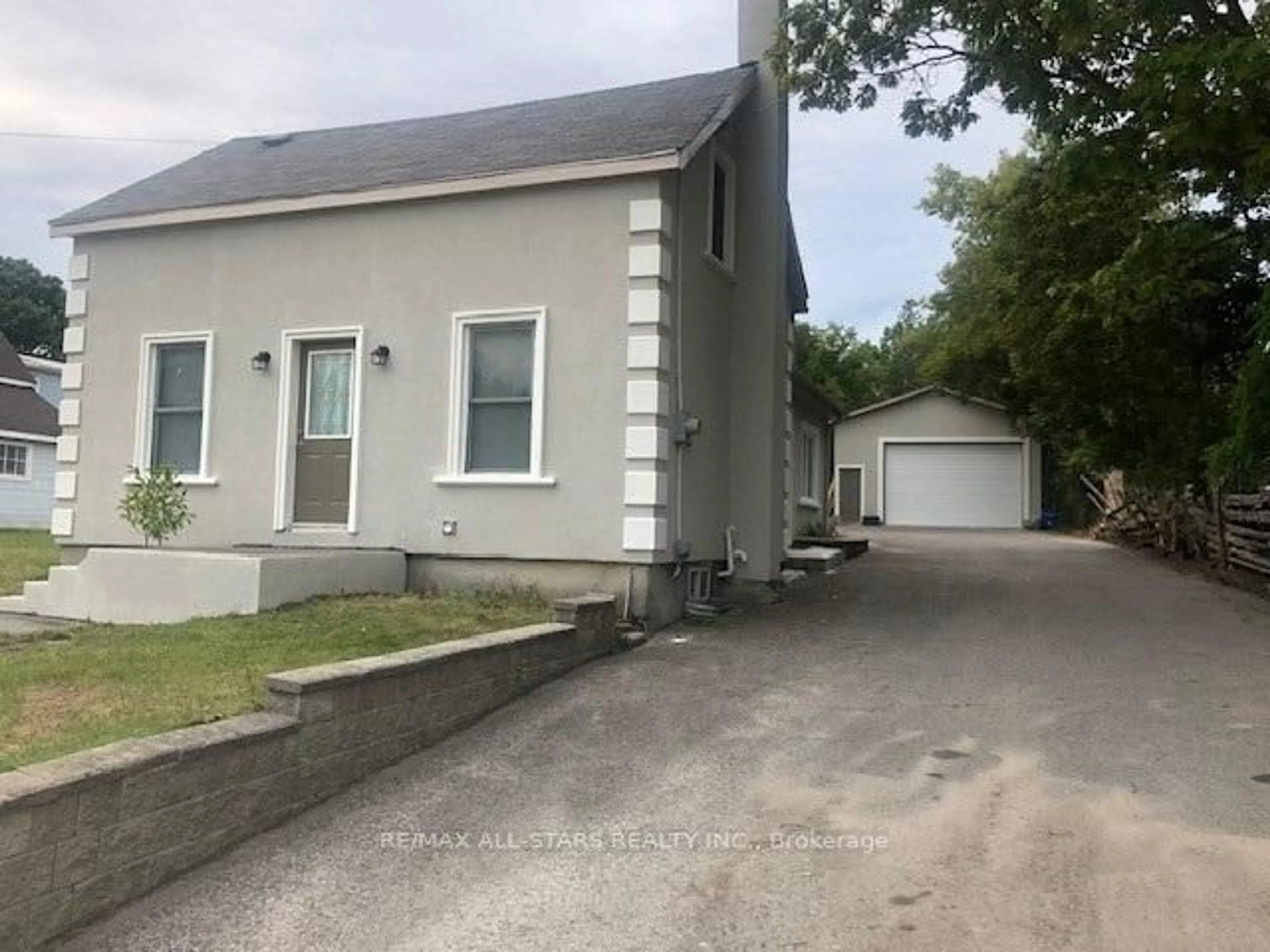 A pic from outside/outdoor area/front of a property/back of a property/a pic from drone, street for 116 Main St, Uxbridge Ontario L9P 1C7