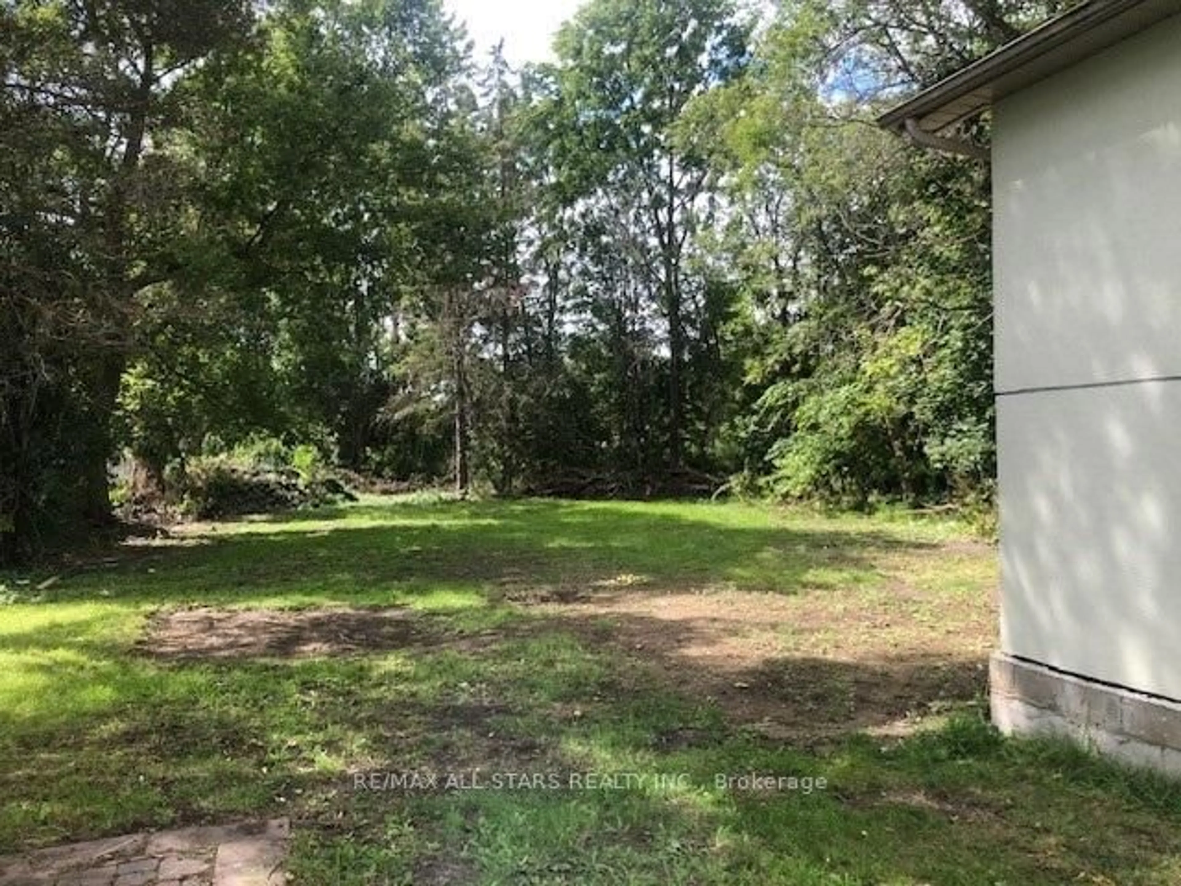 A pic from outside/outdoor area/front of a property/back of a property/a pic from drone, forest/trees view for 116 Main St, Uxbridge Ontario L9P 1C7