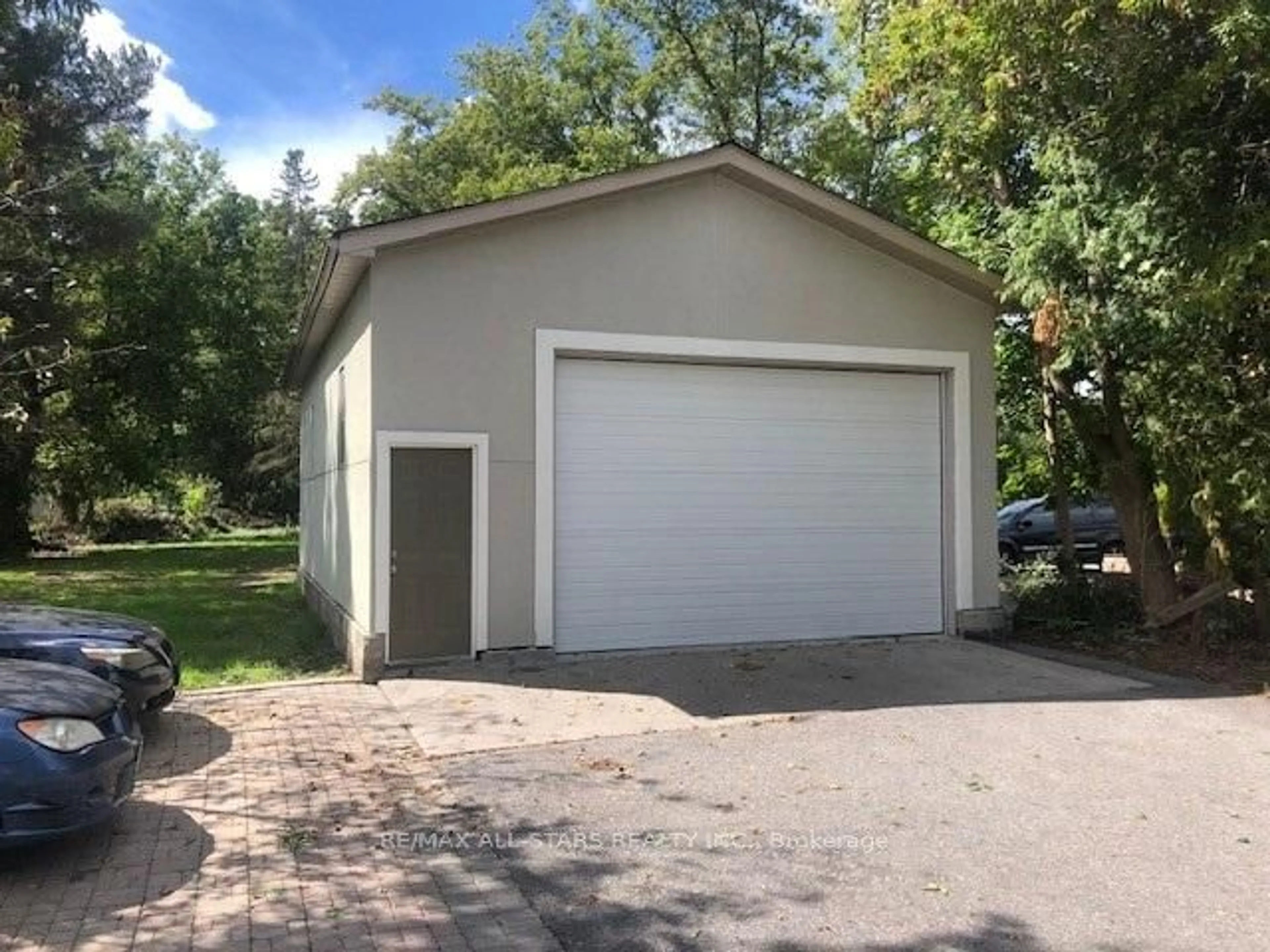 Indoor garage for 116 Main St, Uxbridge Ontario L9P 1C7