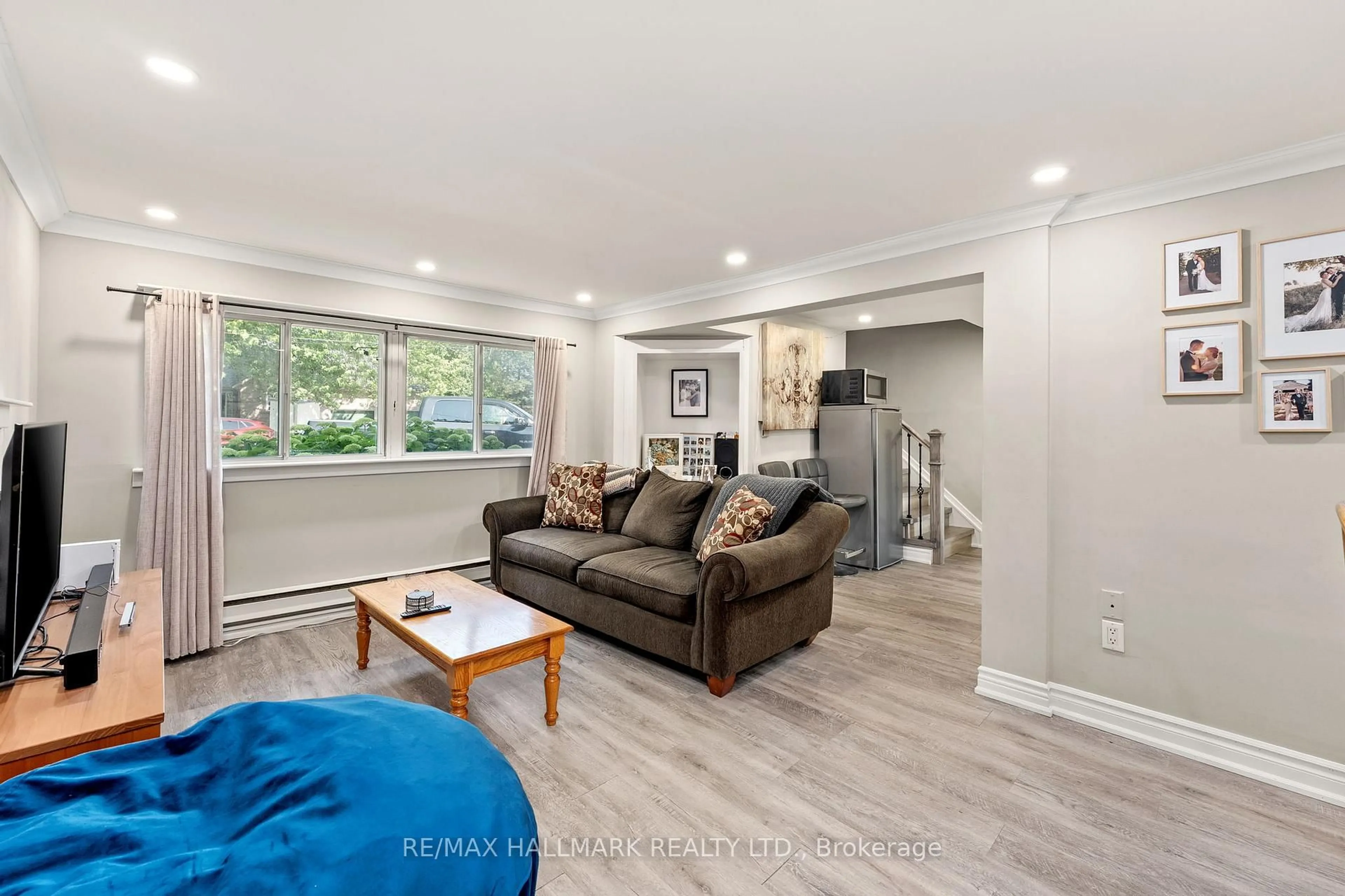 Living room with furniture, unknown for 41 Shirlea Blvd, Georgina Ontario L4P 1L1