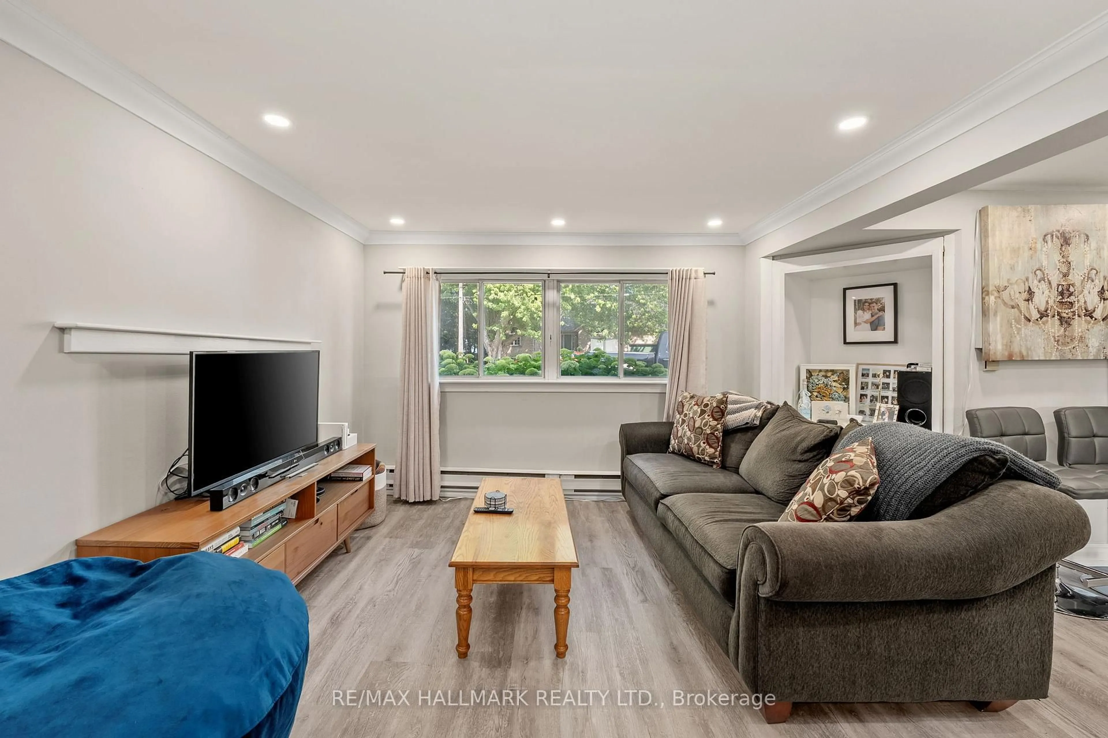 Living room with furniture, wood/laminate floor for 41 Shirlea Blvd, Georgina Ontario L4P 1L1