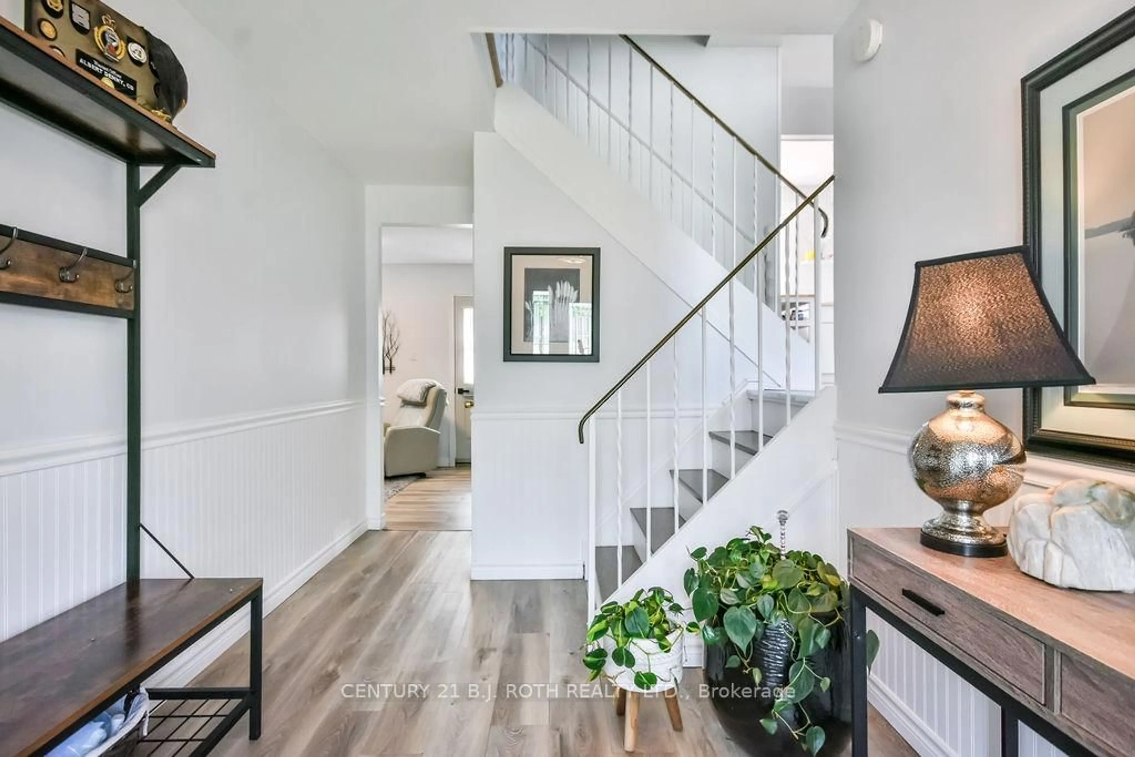 Indoor entryway for 14 LARKDALE Cres, Essa Ontario L0M 1B0