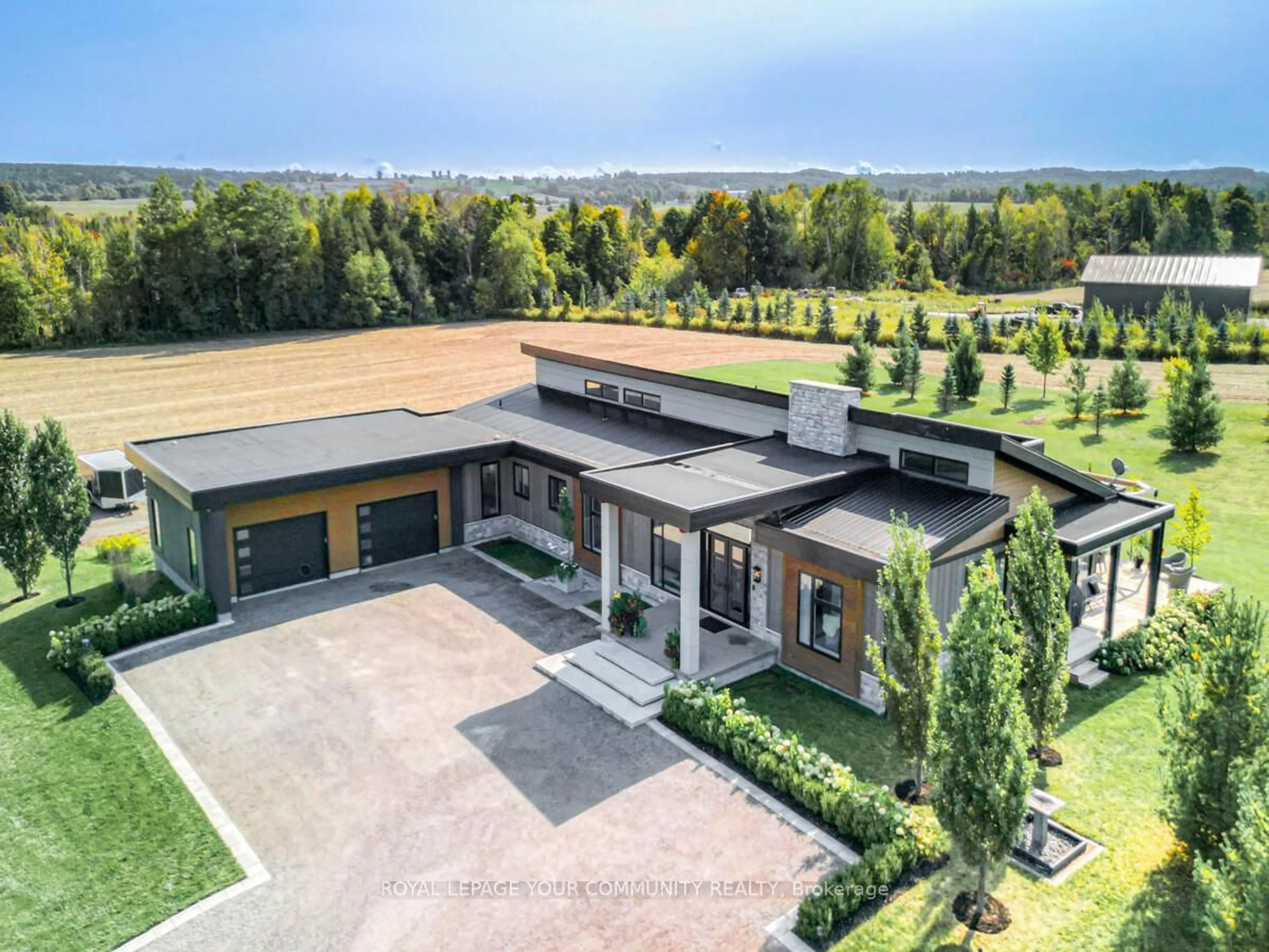 A pic from outside/outdoor area/front of a property/back of a property/a pic from drone, mountain view for 807 Ganton Rd, Uxbridge Ontario L9P 1R3
