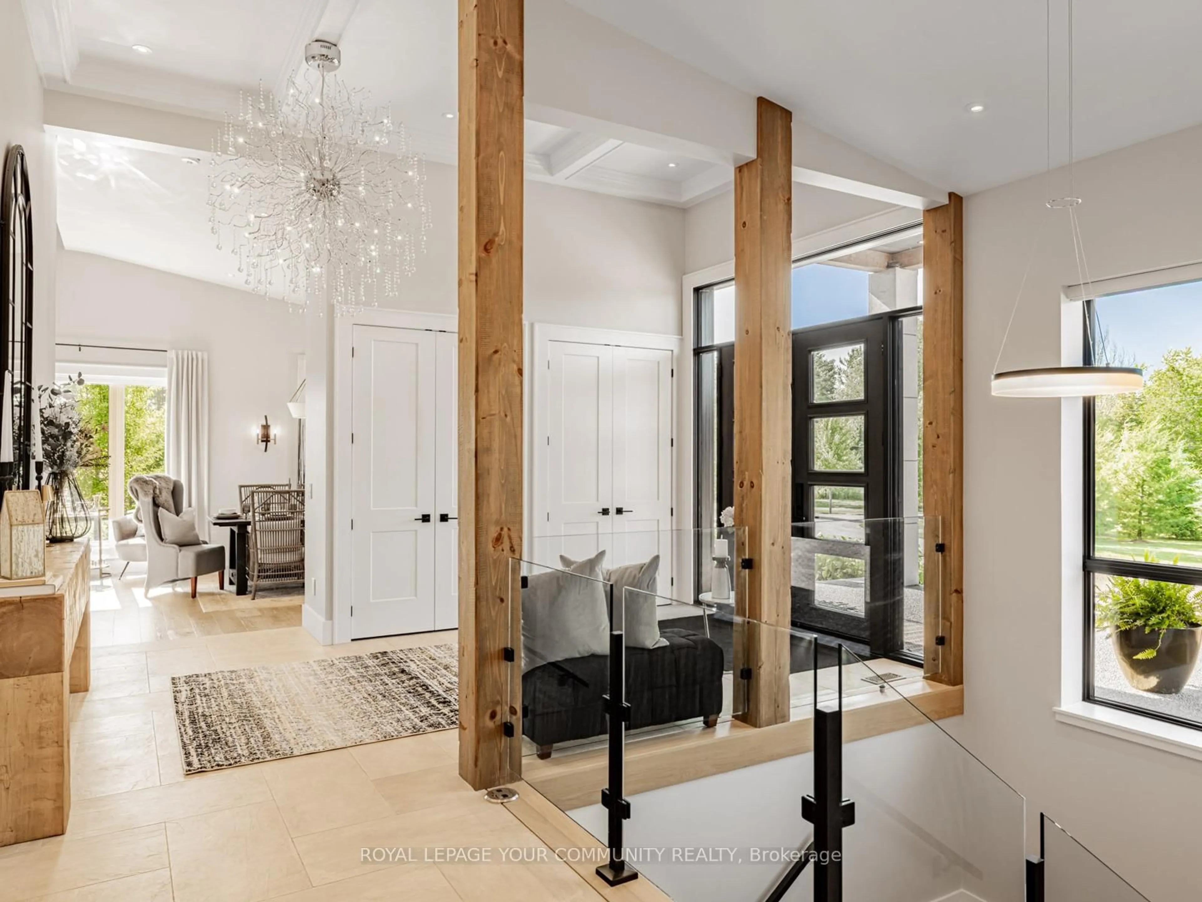 Indoor entryway for 807 Ganton Rd, Uxbridge Ontario L9P 1R3