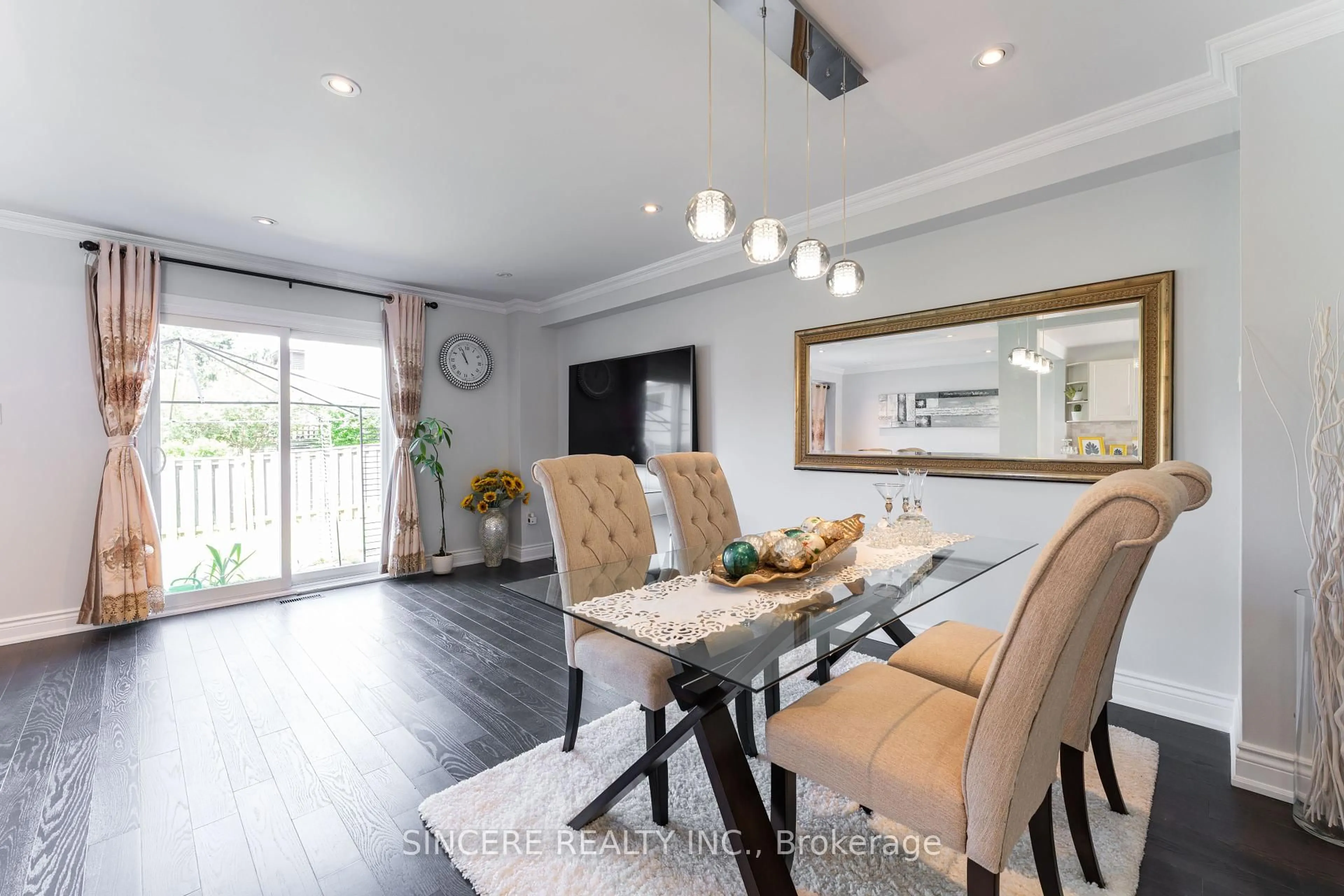 Dining room, wood/laminate floor for 8 Greenbelt Cres, Richmond Hill Ontario L4C 5R8