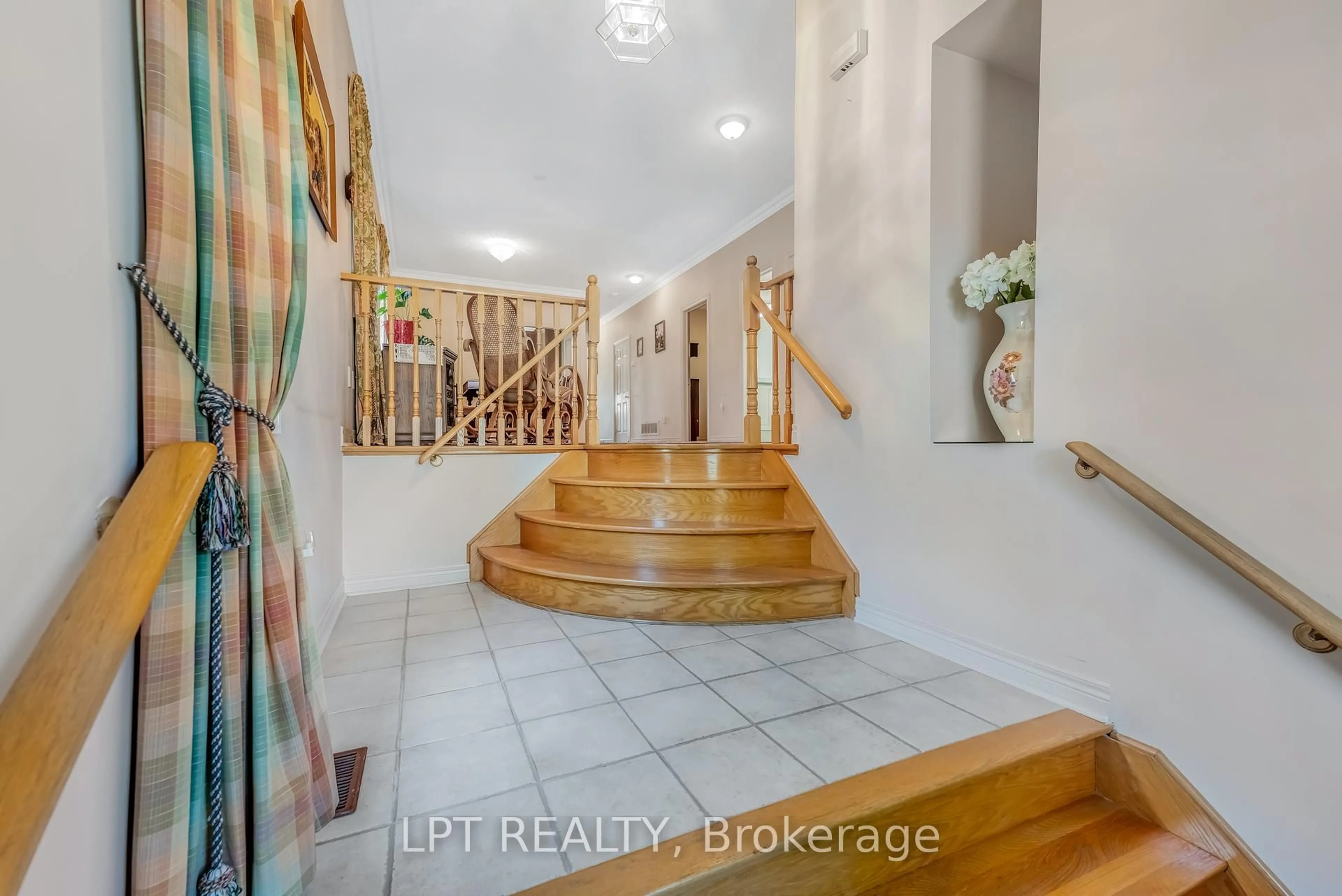 Indoor entryway for 161 Deerglen Terr, Aurora Ontario L4G 6Y4