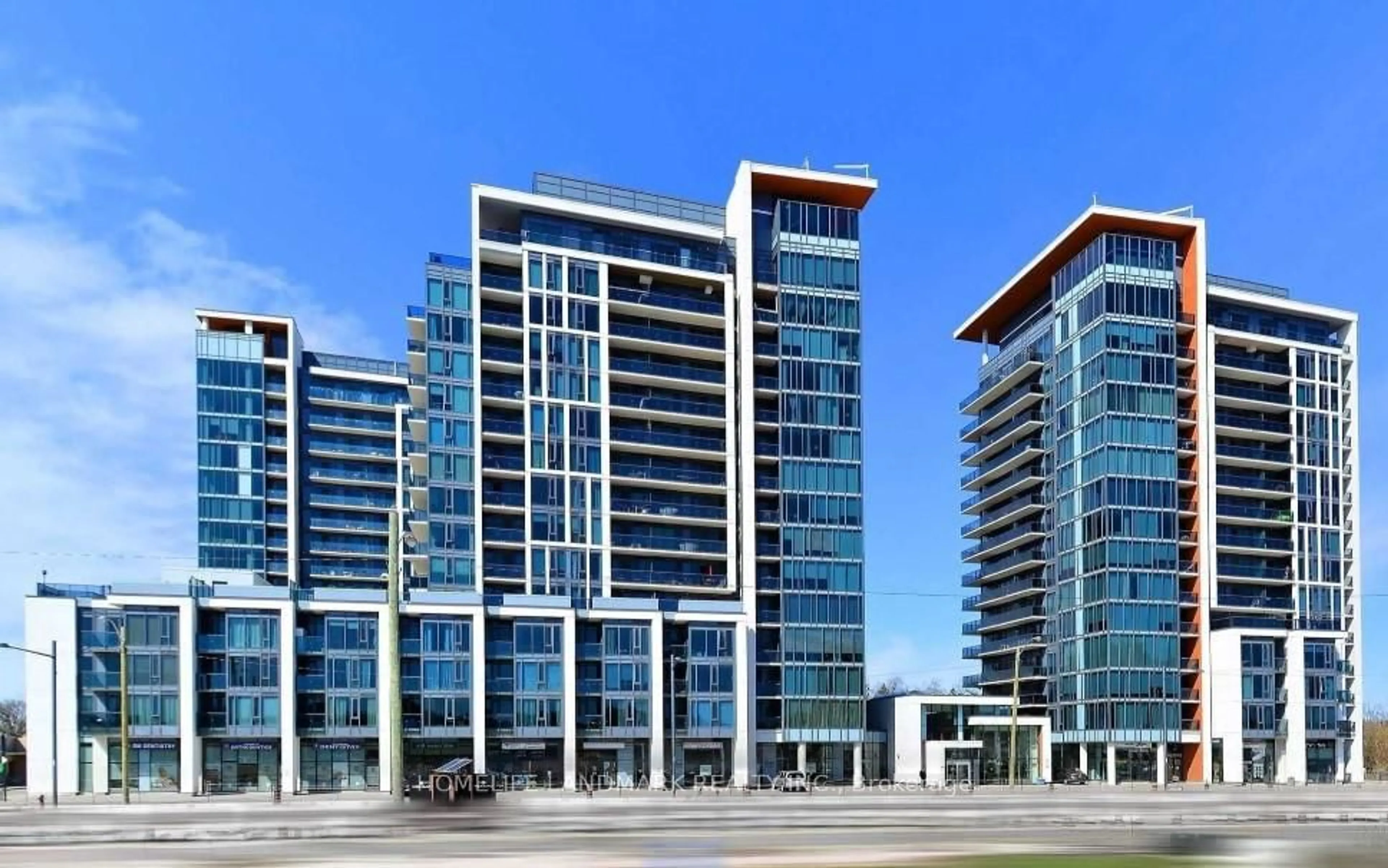 Indoor foyer for 9608 Yonge St #303, Richmond Hill Ontario L4C 0X4