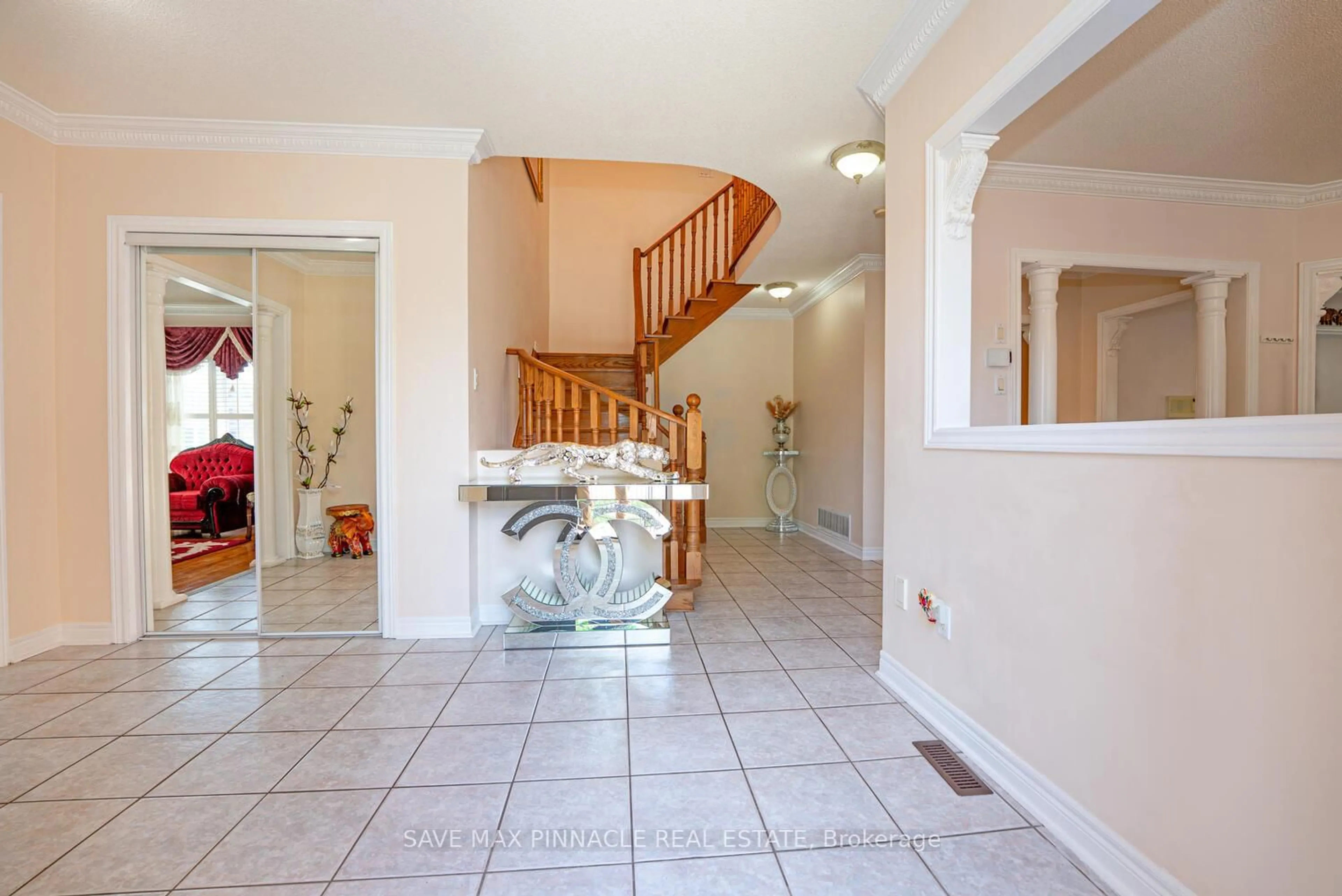 Indoor foyer for 1 Ashton Dr, Vaughan Ontario L6A 2L4