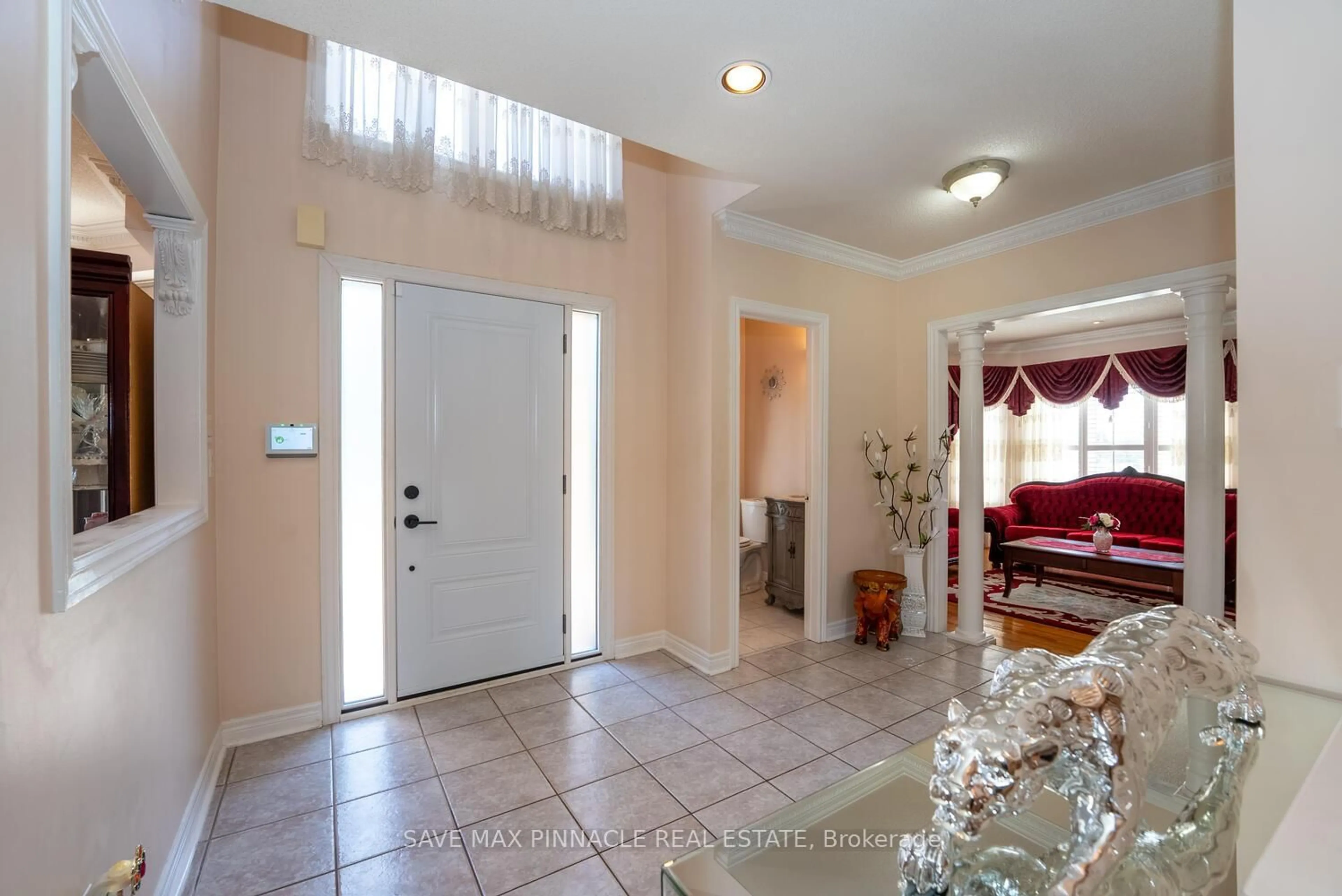Indoor entryway for 1 Ashton Dr, Vaughan Ontario L6A 2L4
