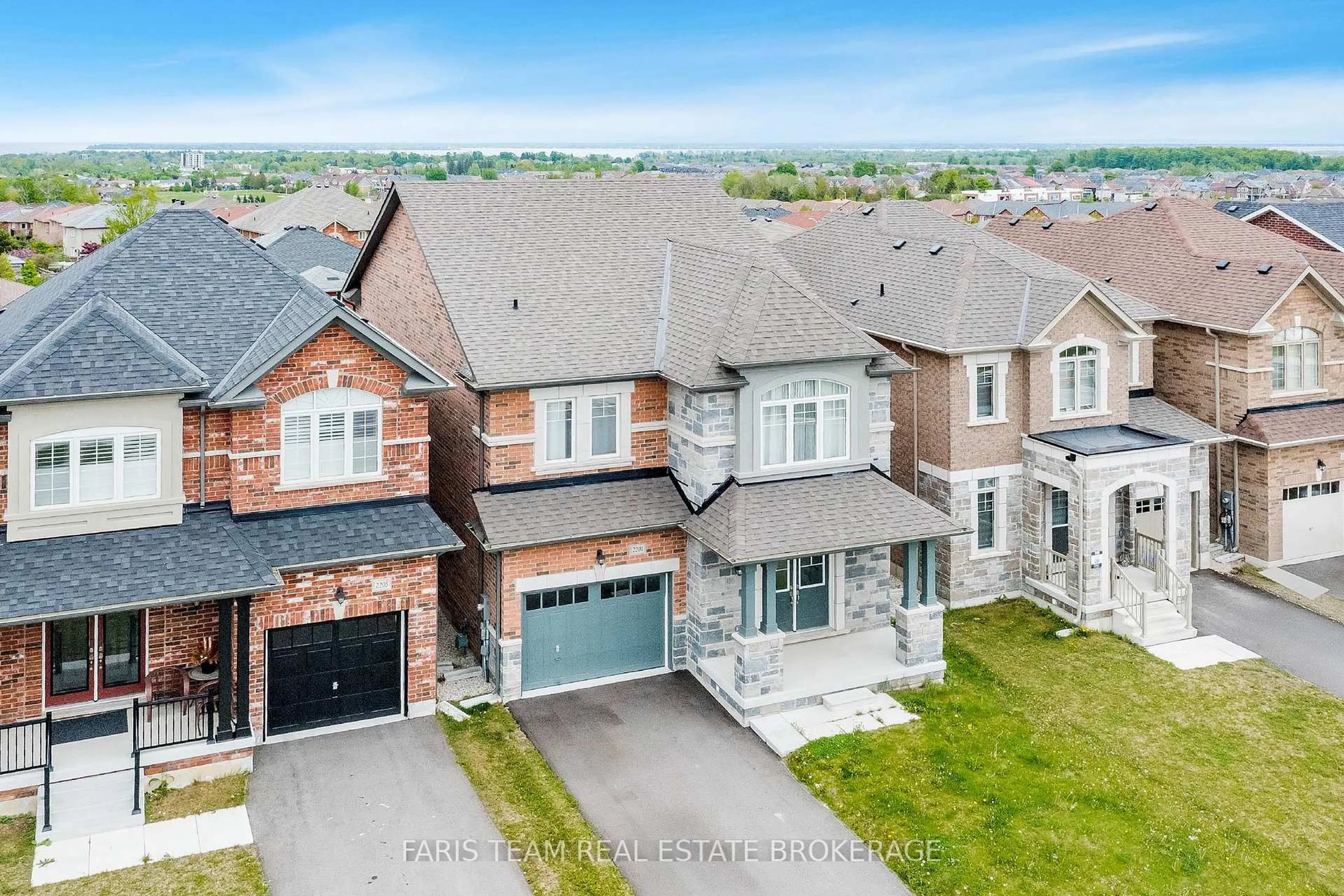 A pic from outside/outdoor area/front of a property/back of a property/a pic from drone, street for 2201 Lozenby St, Innisfil Ontario L9S 0M9