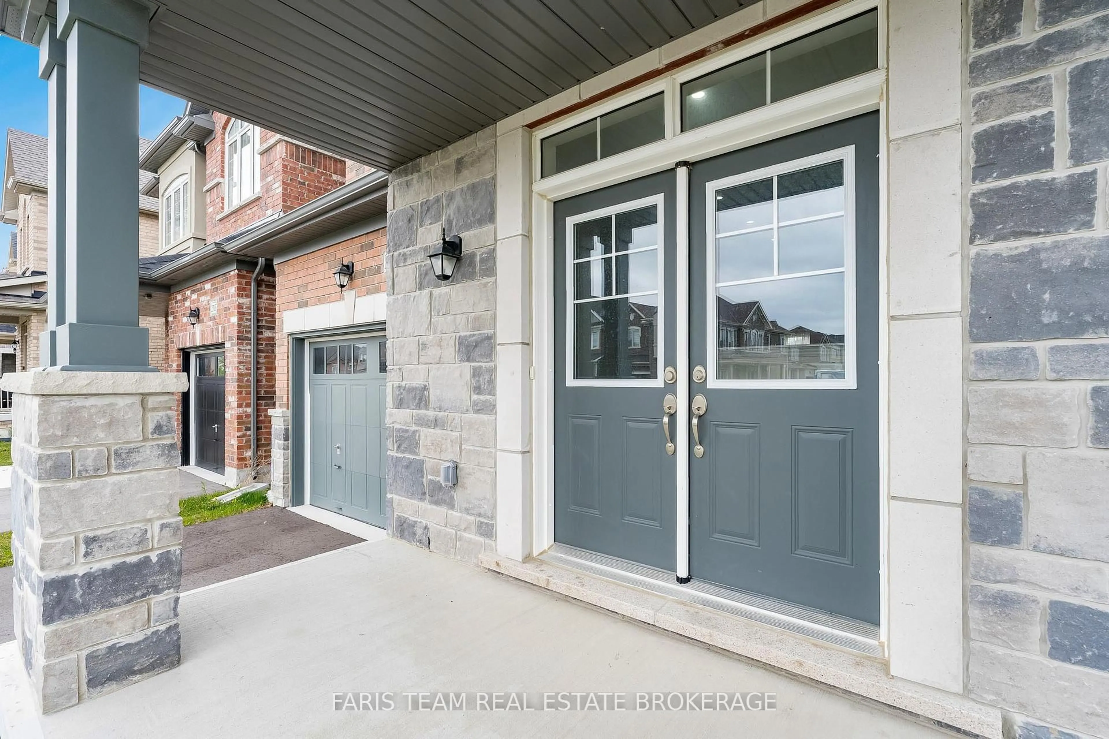 Indoor entryway for 2201 Lozenby St, Innisfil Ontario L9S 0M9
