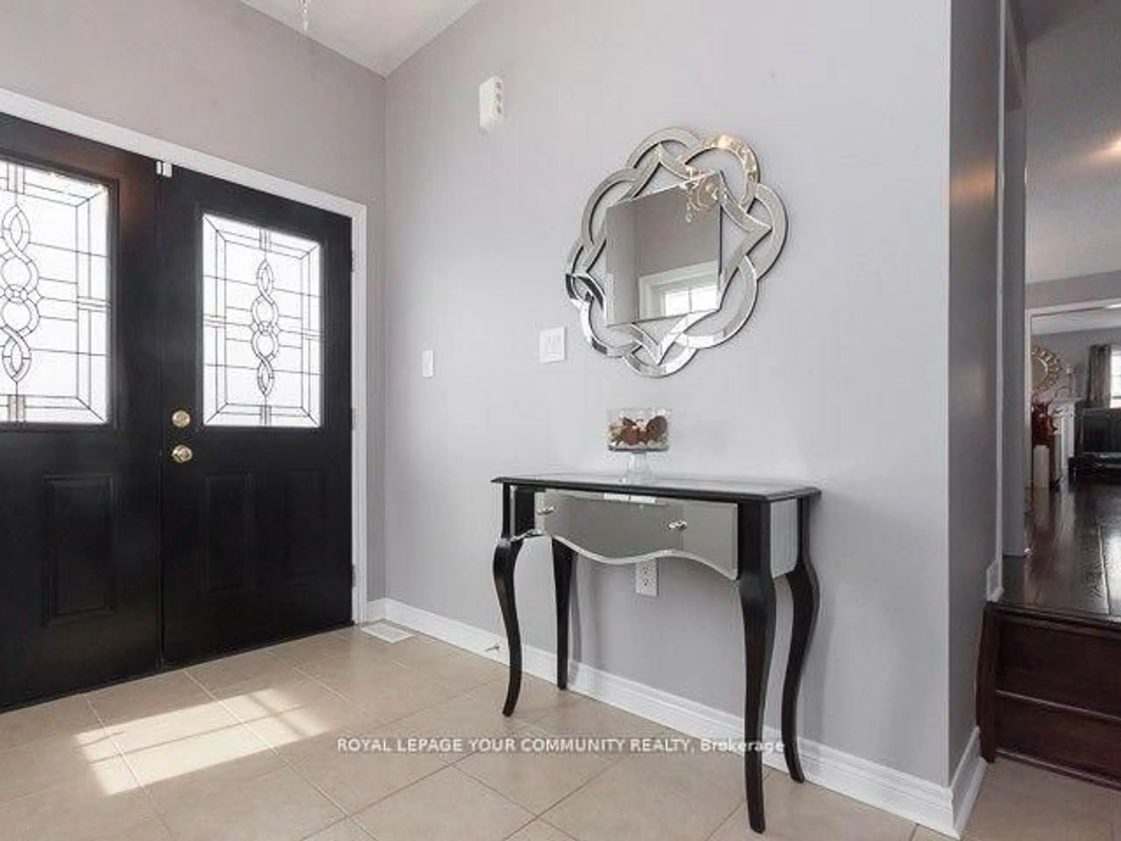 Indoor entryway for 2 Herefordshire Cres, Newmarket Ontario L9N 0B4