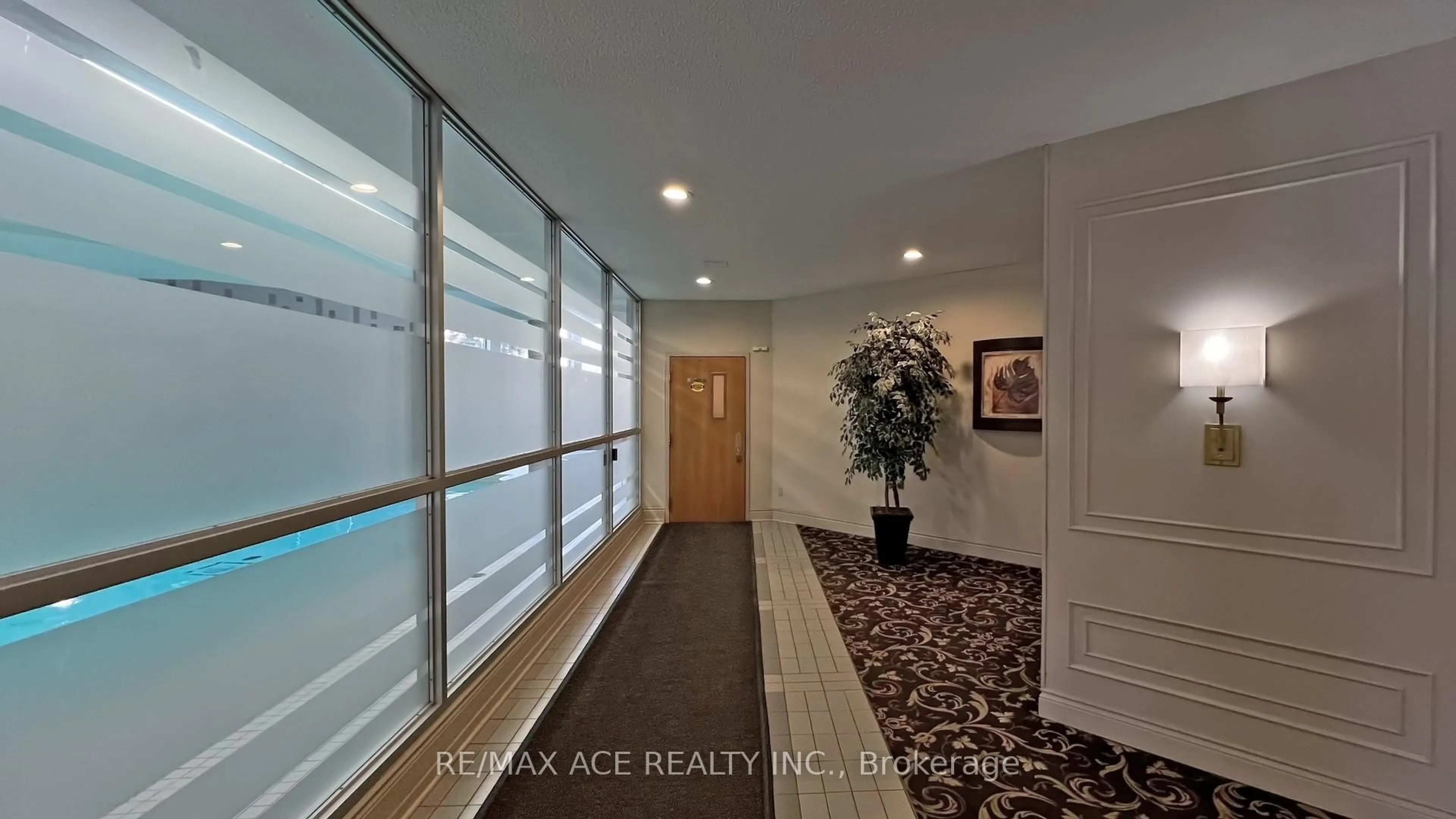 Indoor foyer for 326 Major Mackenzie Dr #414, Richmond Hill Ontario L4C 8T4