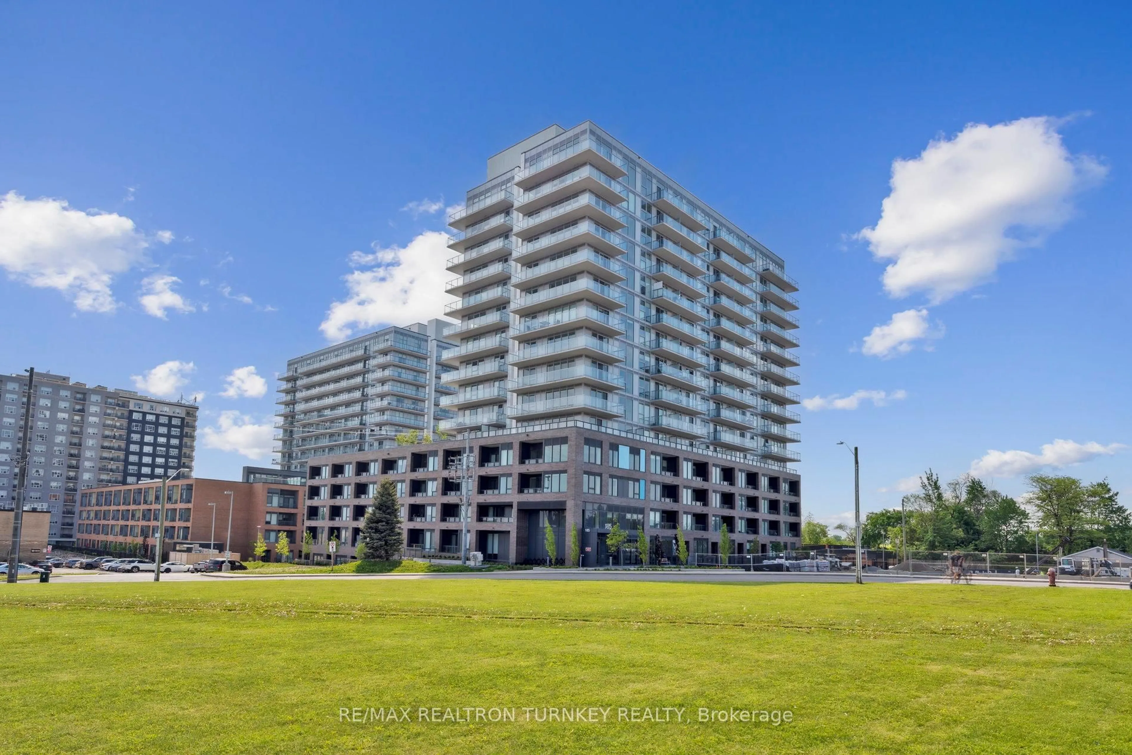 A pic from outside/outdoor area/front of a property/back of a property/a pic from drone, building for 185 Deerfield Rd #106, Newmarket Ontario L3Y 0G7
