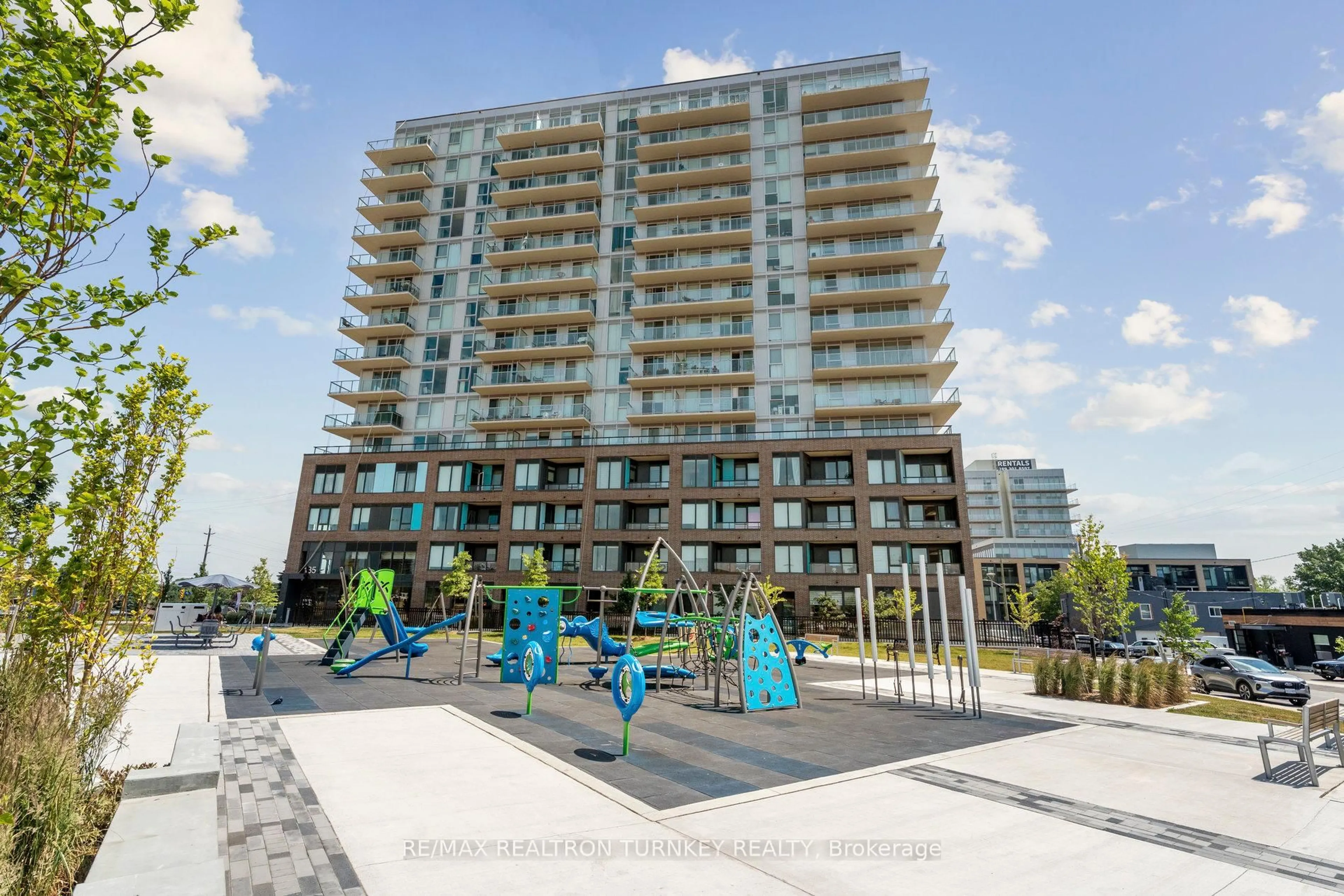 A pic from outside/outdoor area/front of a property/back of a property/a pic from drone, street for 185 Deerfield Rd #106, Newmarket Ontario L3Y 0G7