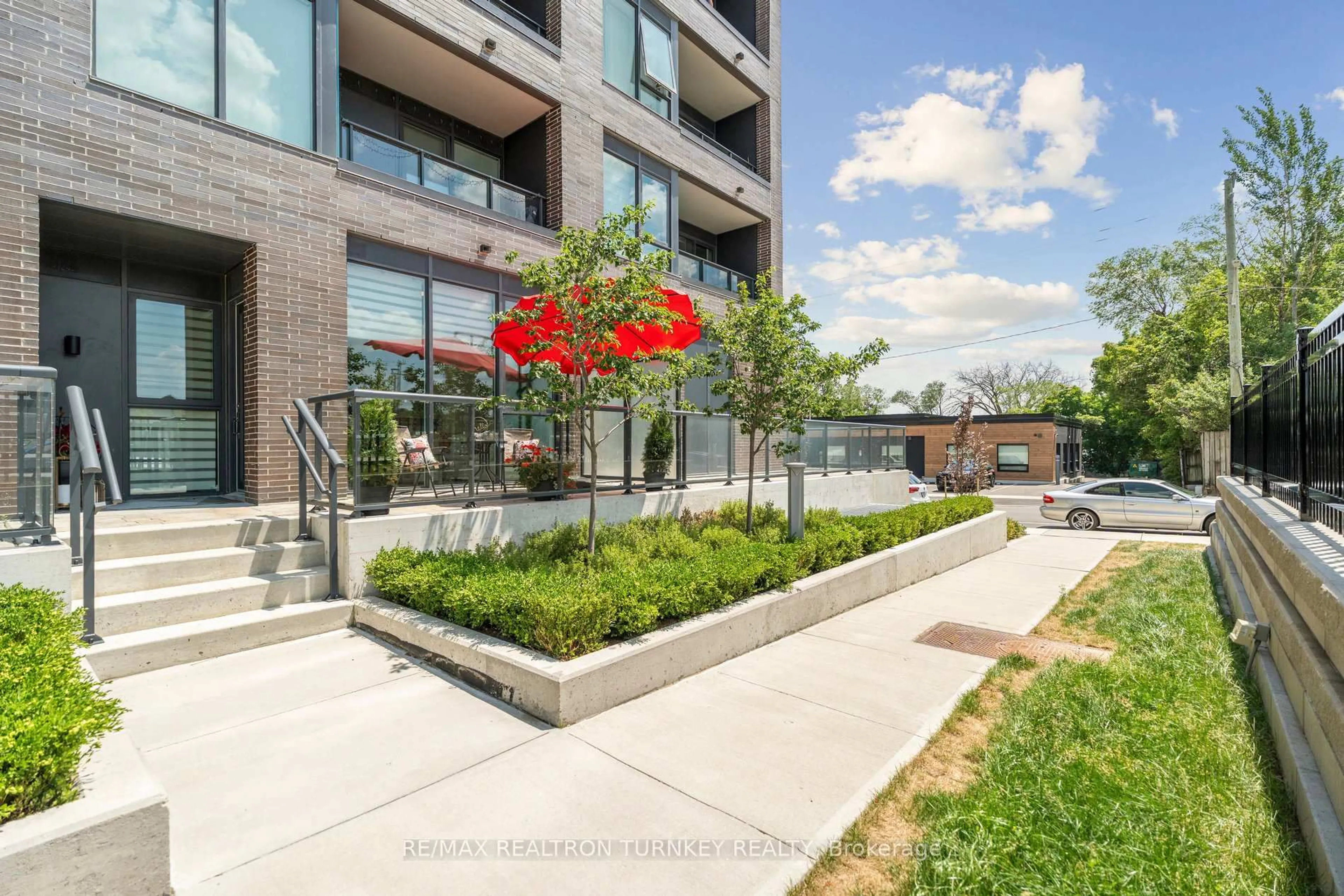 Patio, street for 185 Deerfield Rd #106, Newmarket Ontario L3Y 0G7