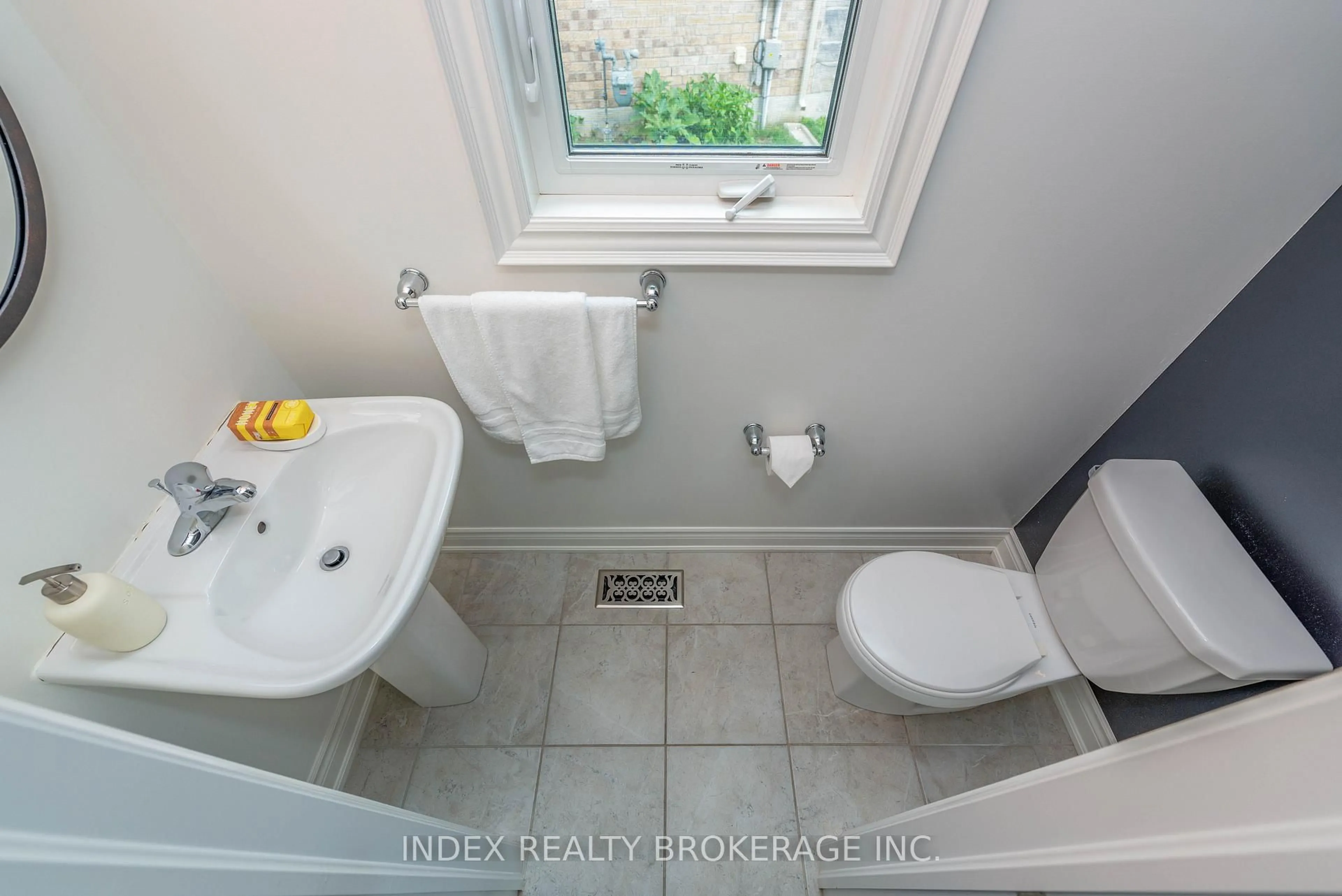 Standard bathroom, ceramic/tile floor for 14 Empire Dr, Bradford West Gwillimbury Ontario L3Z 4J1