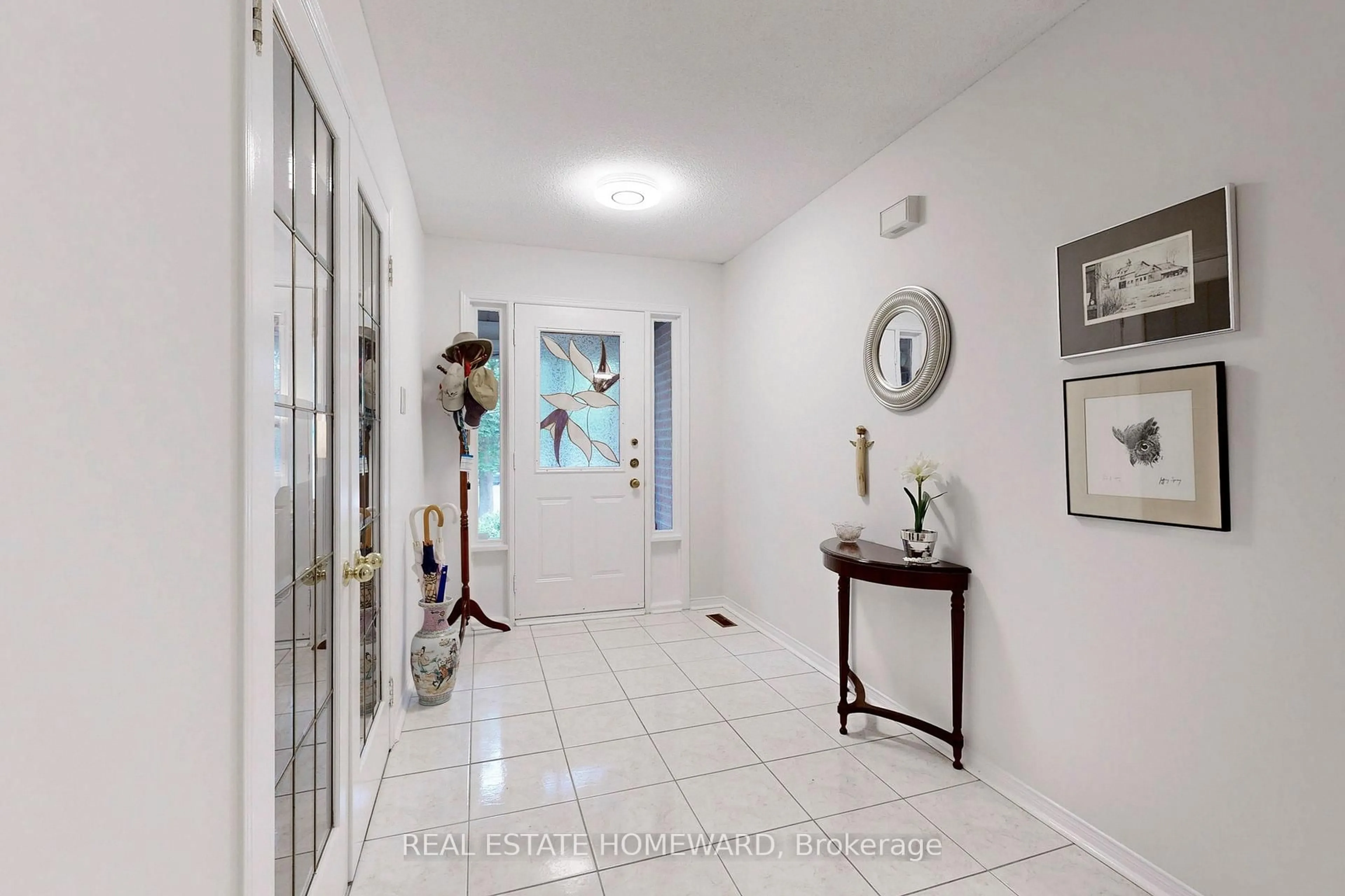 Indoor entryway for 20 Anvil Crt, Richmond Hill Ontario L4C 9G7