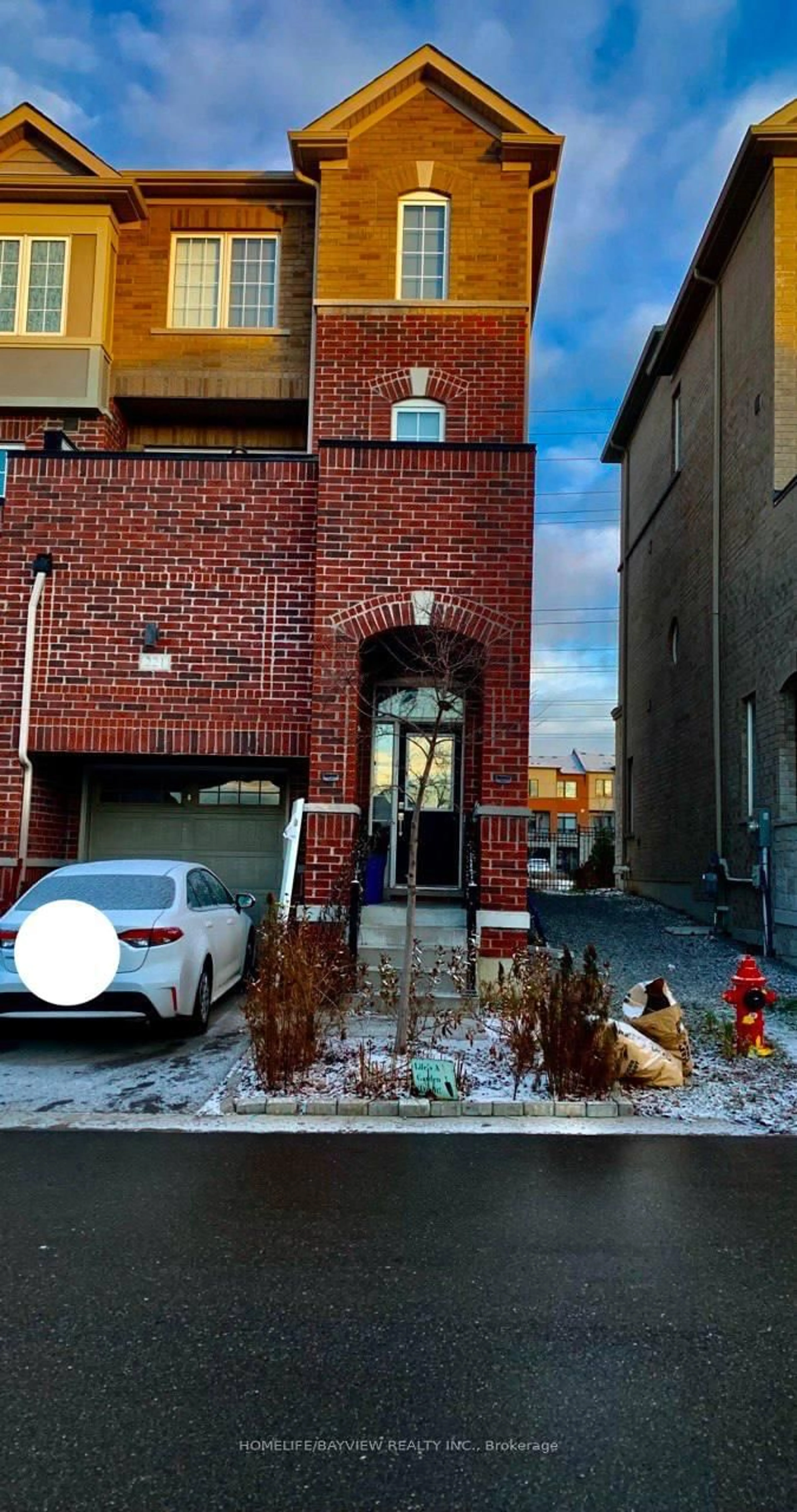 A pic from outside/outdoor area/front of a property/back of a property/a pic from drone, street for 221 Harding Park St, Newmarket Ontario L3Y 0E3