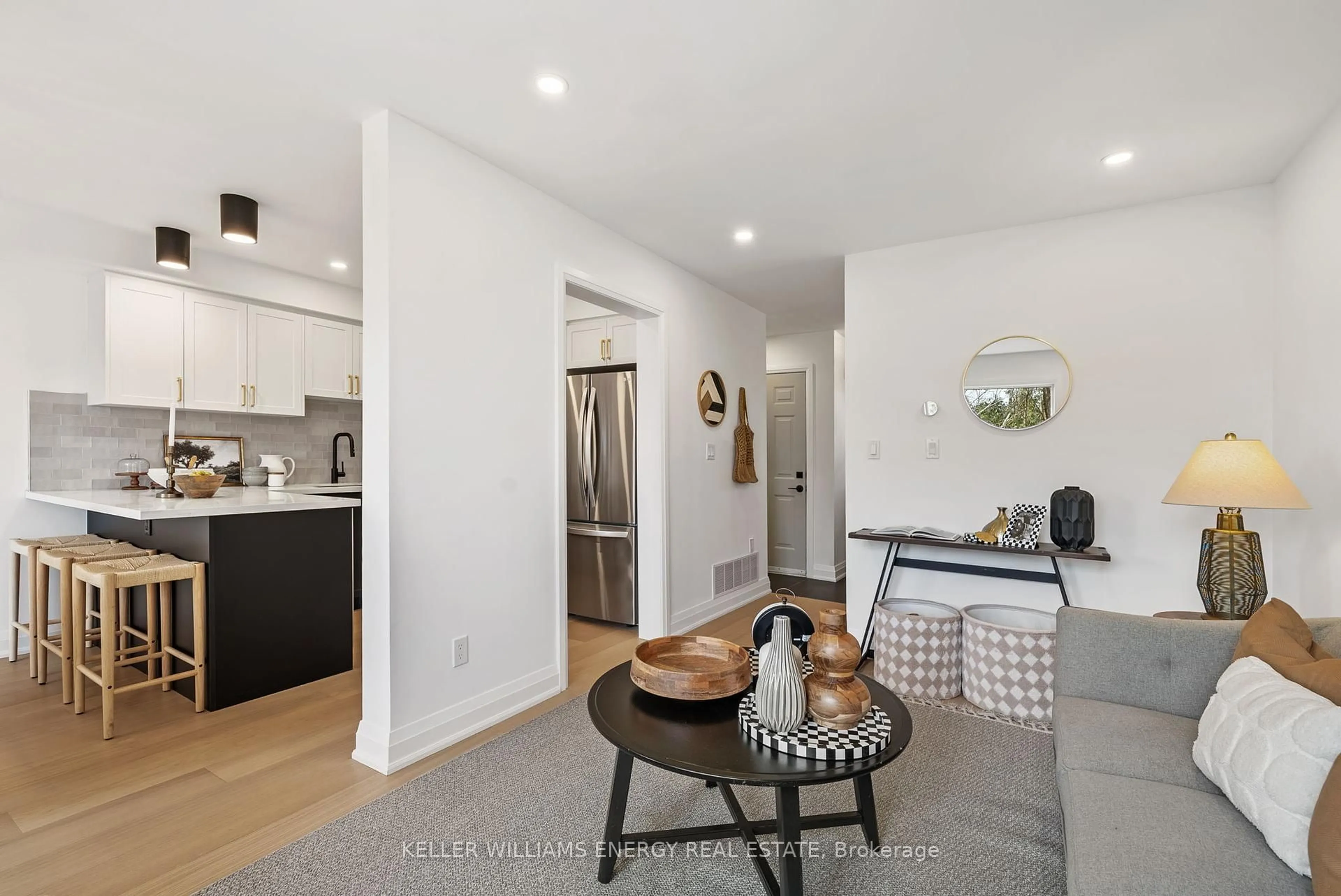 Open concept kitchen, unknown for 17 Cape Breton Crt, Richmond Hill Ontario L4E 3W4