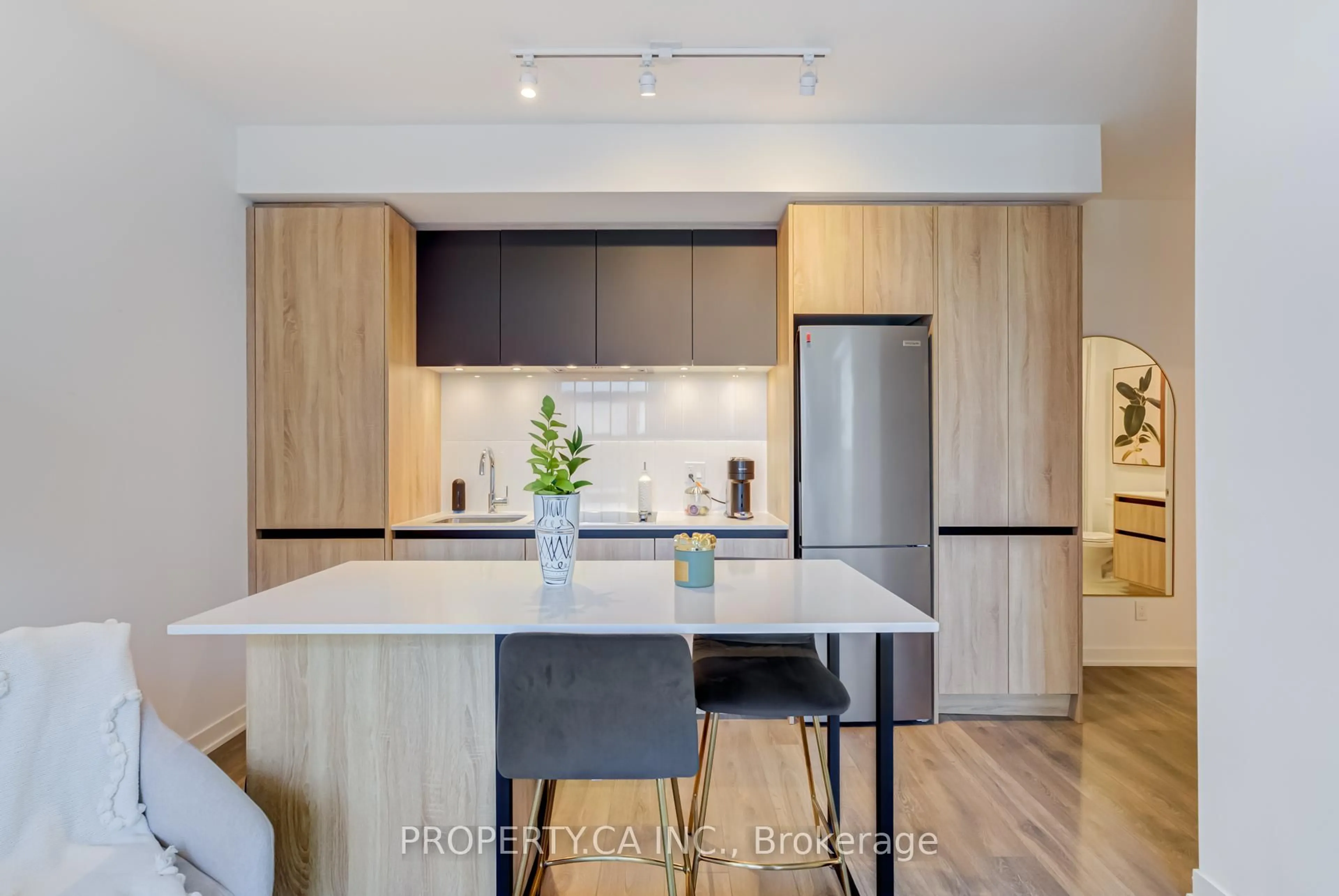 Contemporary kitchen, wood/laminate floor for 7950 Bathurst St #624, Vaughan Ontario L4J 0L4