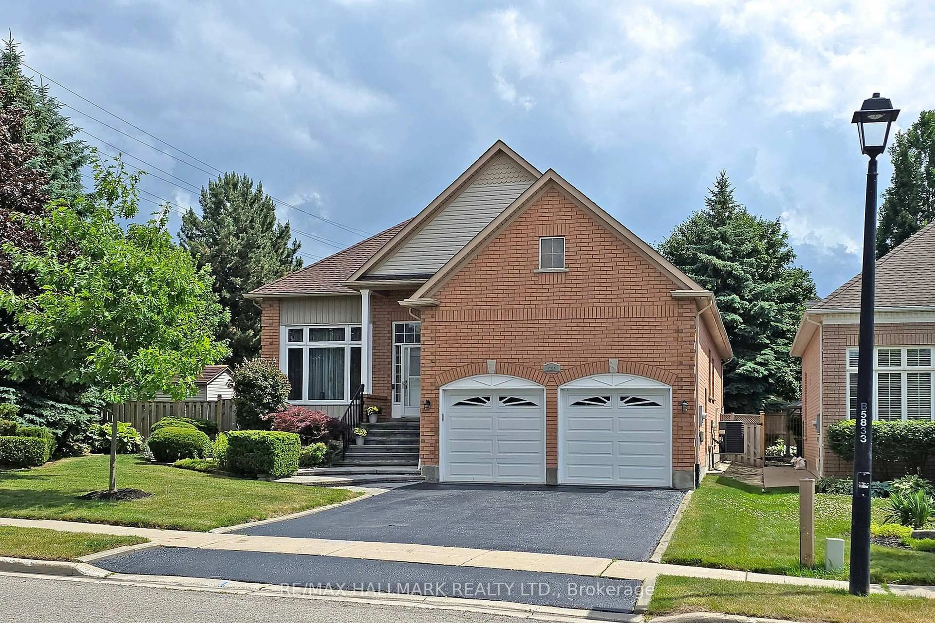Home with brick exterior material, street for 530 Laurel Wood Gate, Newmarket Ontario L3X 2H3