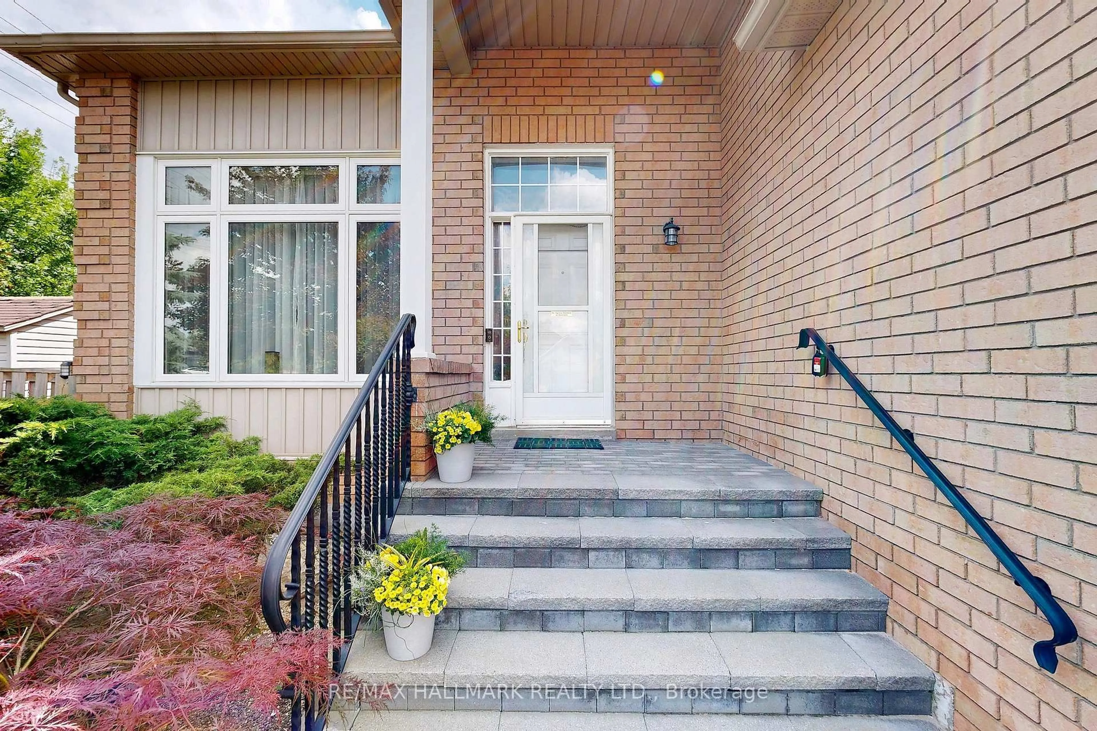 Home with brick exterior material, street for 530 Laurel Wood Gate, Newmarket Ontario L3X 2H3