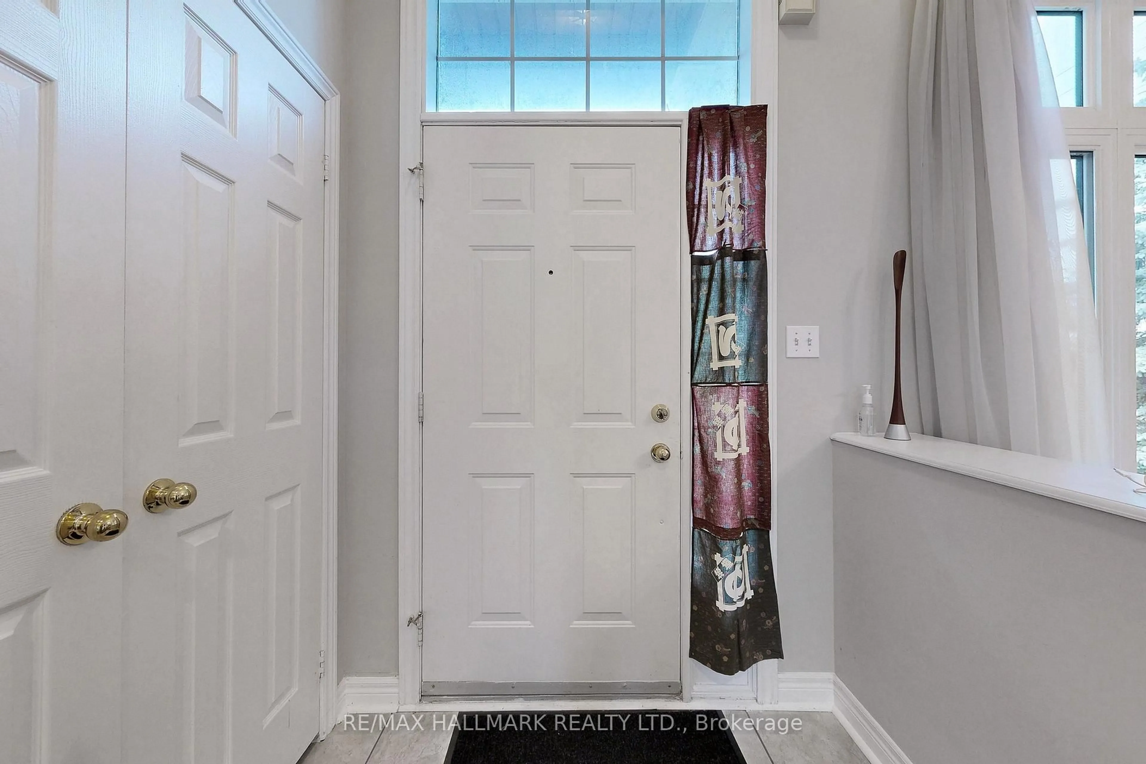 Indoor entryway for 530 Laurel Wood Gate, Newmarket Ontario L3X 2H3