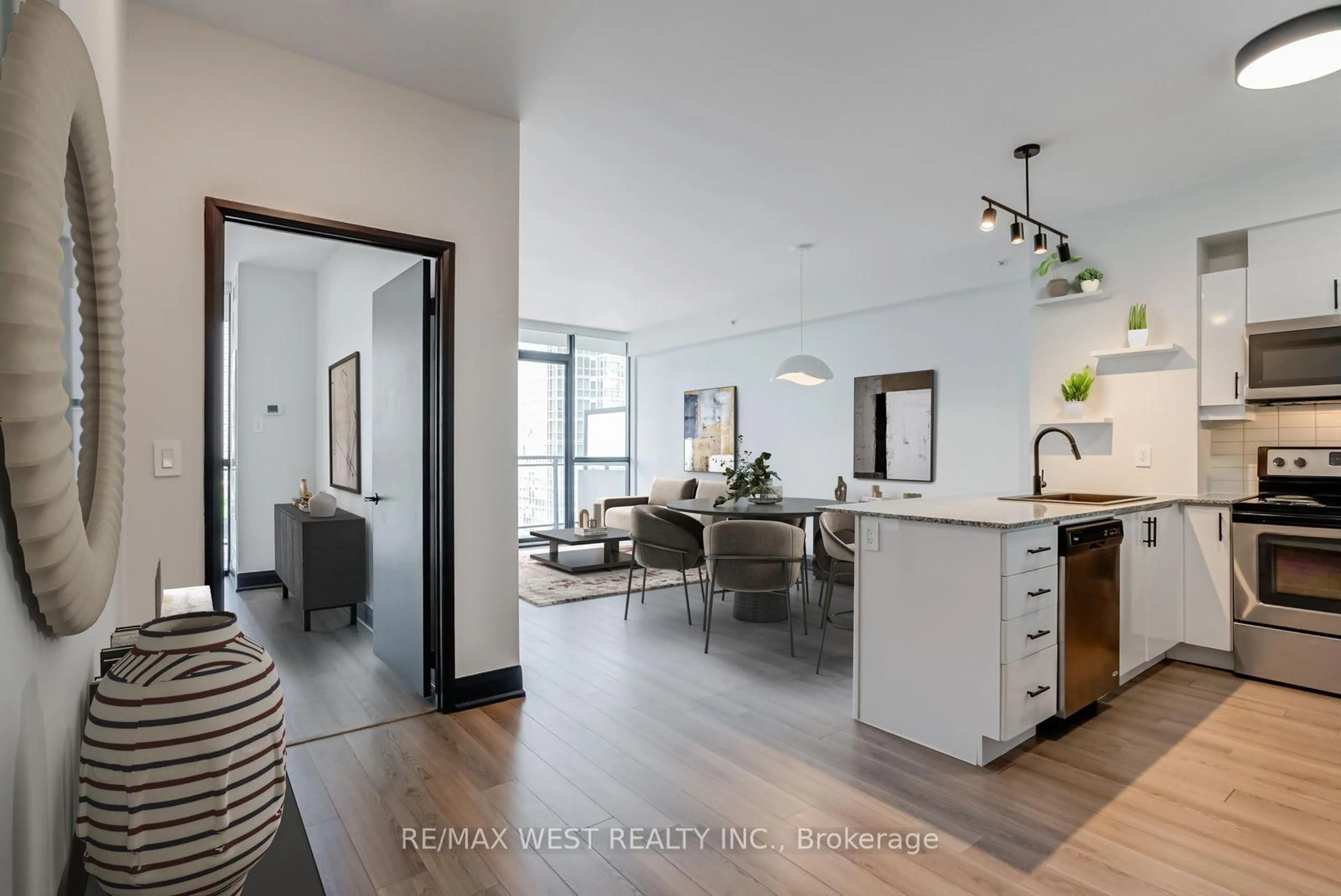Open concept kitchen, unknown for 2900 Highway 7 Rd #606, Vaughan Ontario L4K 0G3