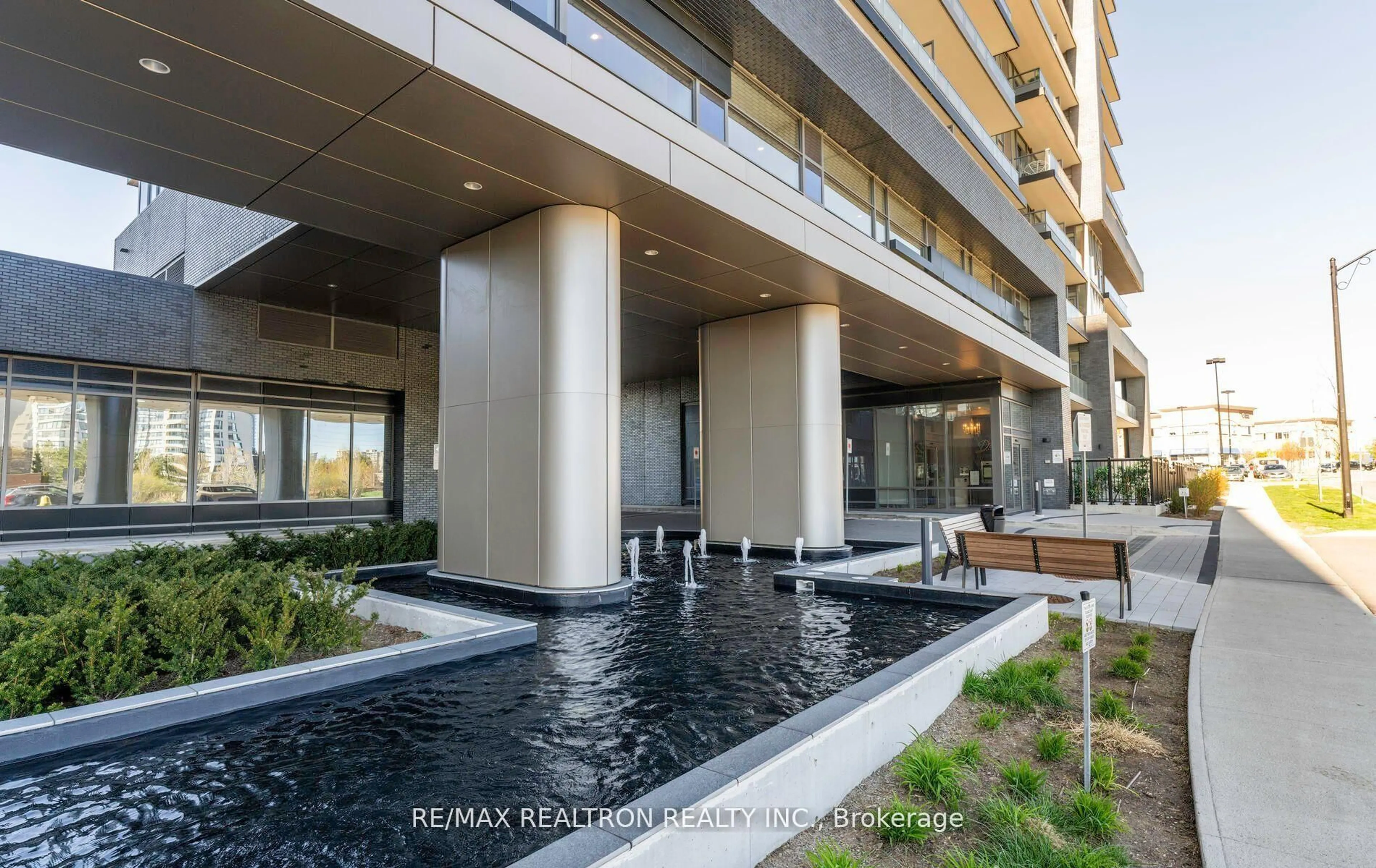 Indoor foyer for 10 Gatineau Dr #814, Vaughan Ontario L4J 0L2