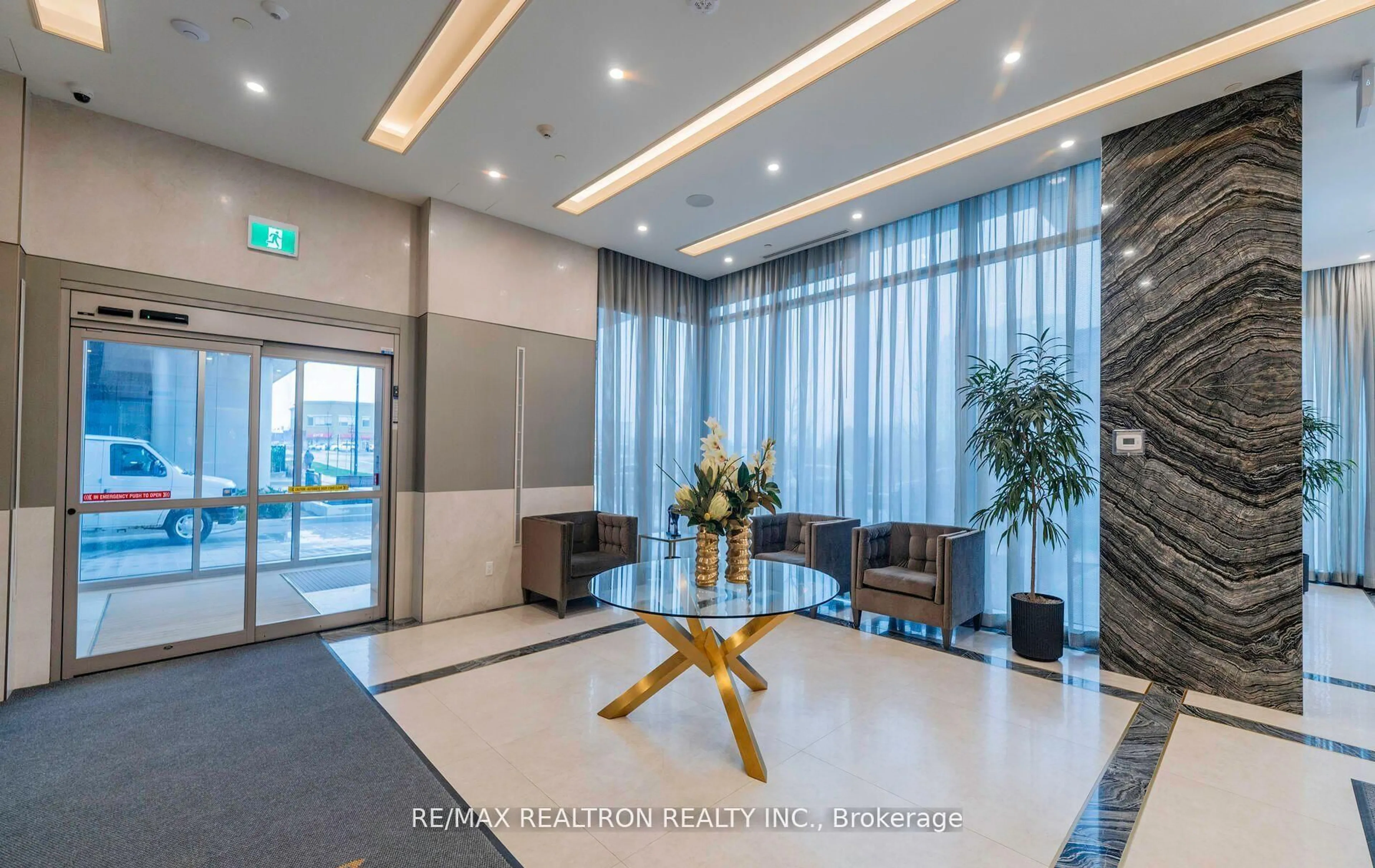 Indoor foyer for 10 Gatineau Dr #814, Vaughan Ontario L4J 0L2