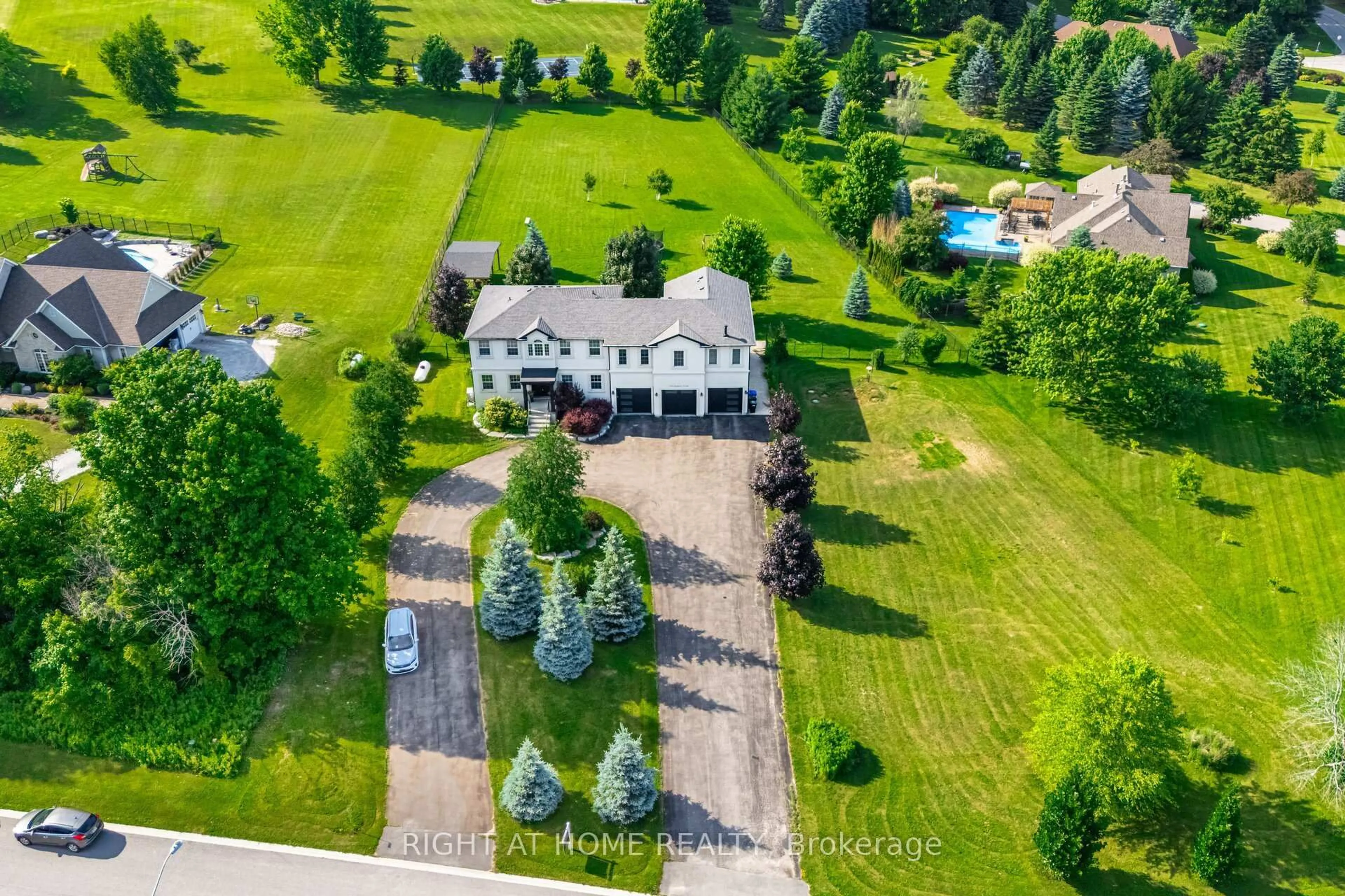 A pic from outside/outdoor area/front of a property/back of a property/a pic from drone, unknown for 130 Andrews Dr, Bradford West Gwillimbury Ontario L0G 1A0