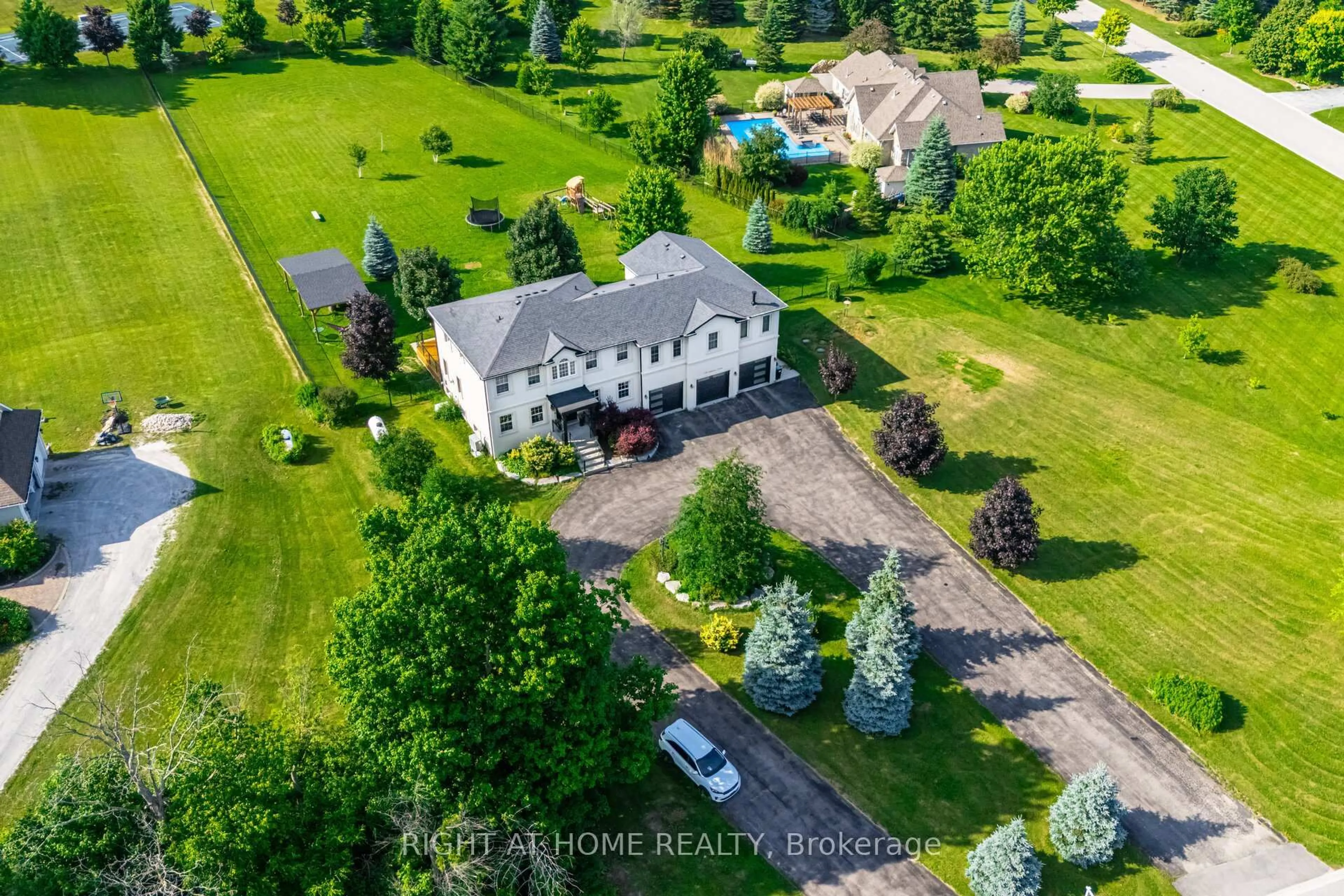A pic from outside/outdoor area/front of a property/back of a property/a pic from drone, street for 130 Andrews Dr, Bradford West Gwillimbury Ontario L0G 1A0