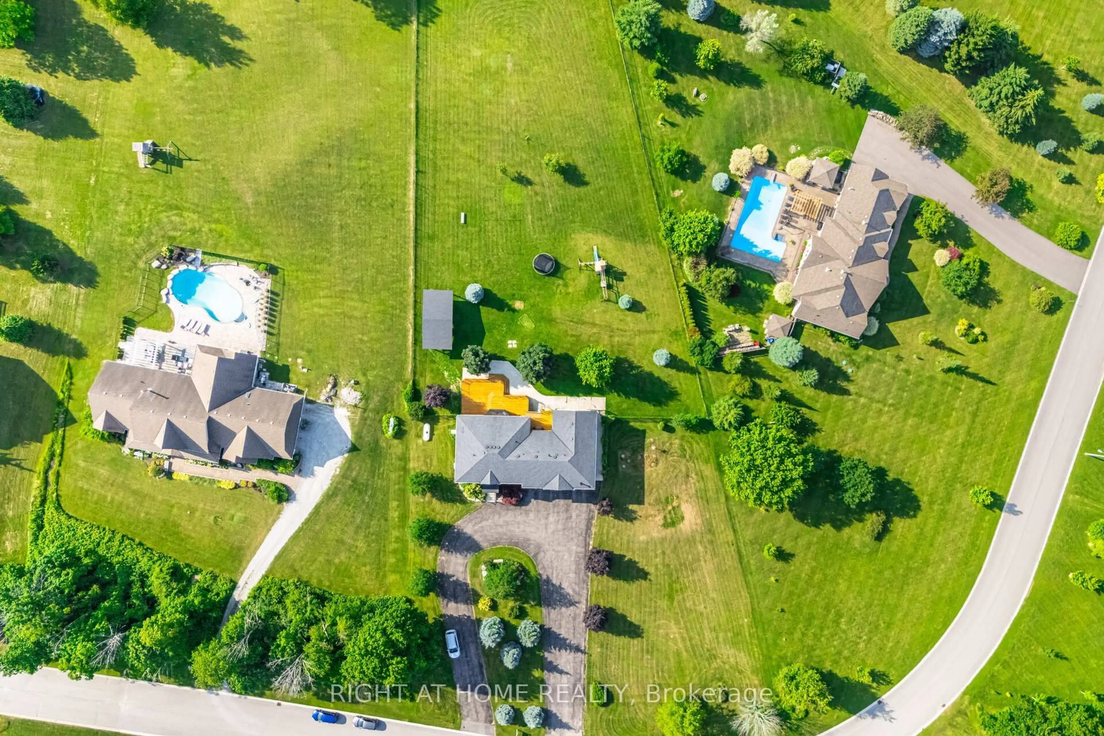 A pic from outside/outdoor area/front of a property/back of a property/a pic from drone, street for 130 Andrews Dr, Bradford West Gwillimbury Ontario L0G 1A0